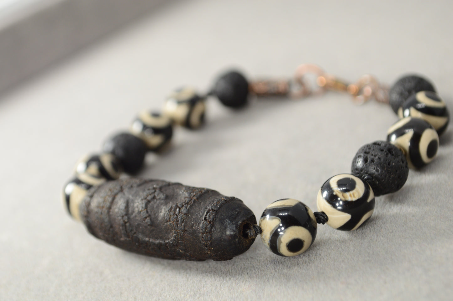 Bracelet en Perles Dzi Noires et Pierre de Lave