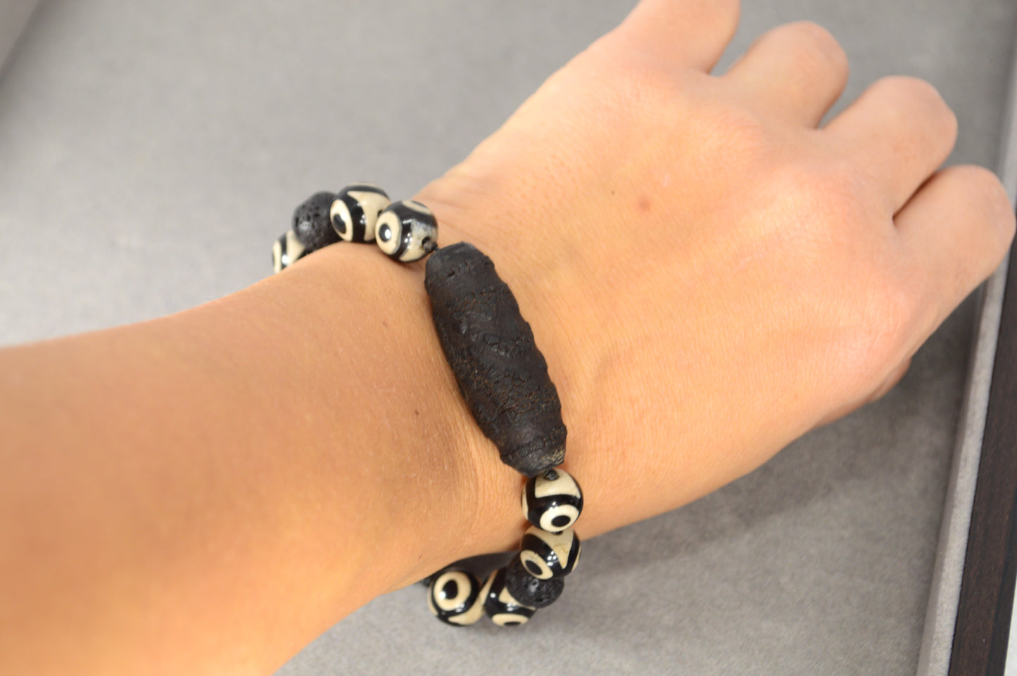 Bracelet en Perles Dzi Noires et Pierre de Lave