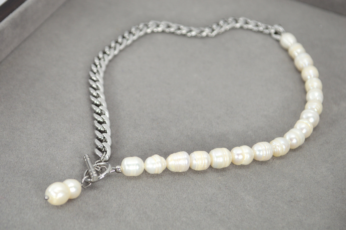 Halb-Perlen Halb-Ketten-Halskette | Asymmetrischer Barockperlen-Anhänger | Edelstahl & Süßwasserperlen
