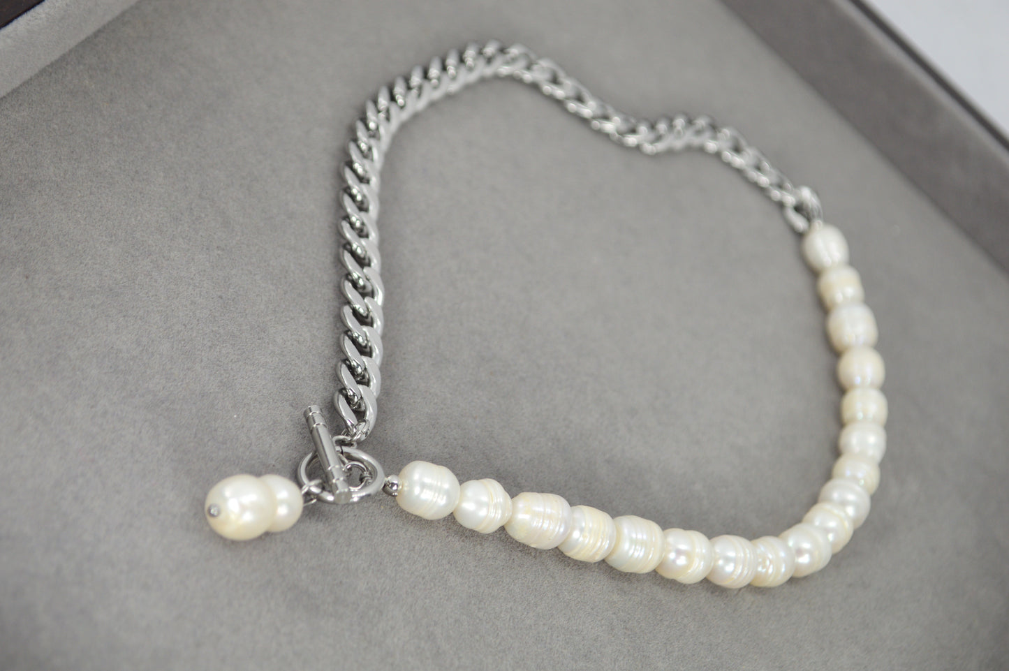 Halb-Perlen Halb-Ketten-Halskette | Asymmetrischer Barockperlen-Anhänger | Edelstahl & Süßwasserperlen
