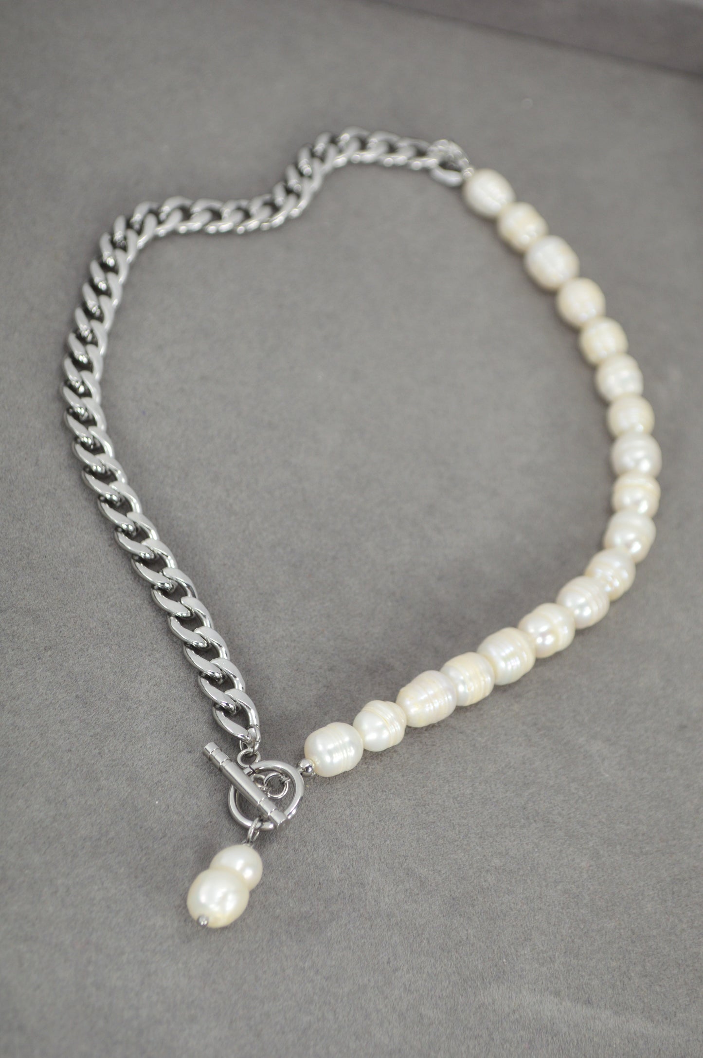 Halb-Perlen Halb-Ketten-Halskette | Asymmetrischer Barockperlen-Anhänger | Edelstahl & Süßwasserperlen
