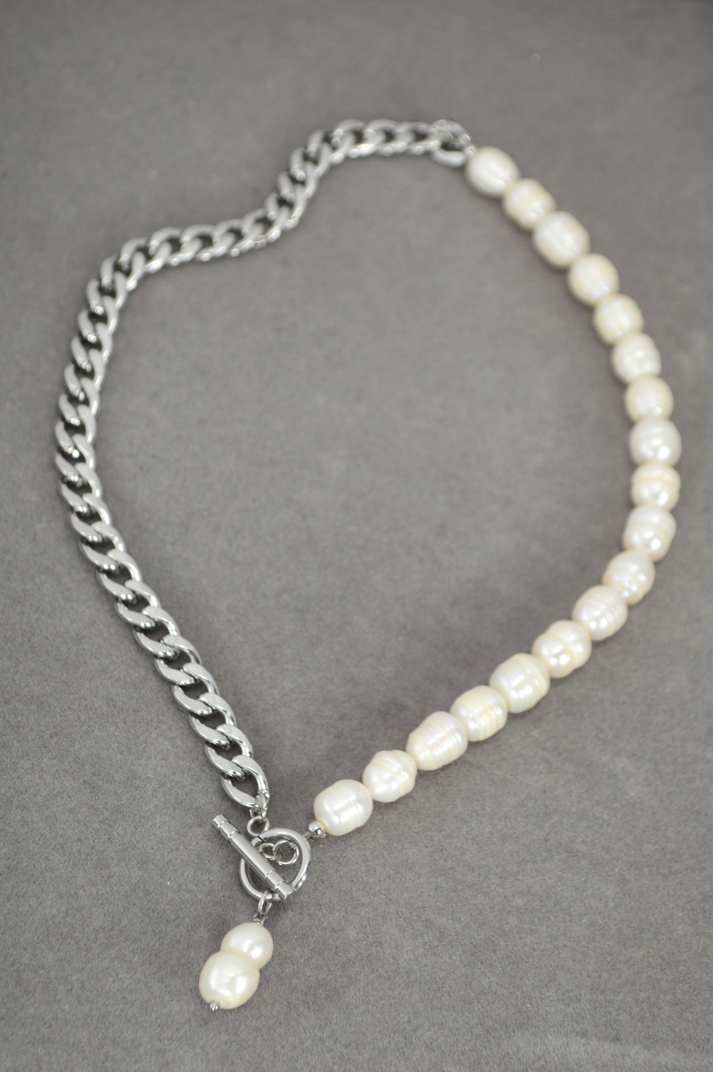 Halb-Perlen Halb-Ketten-Halskette | Asymmetrischer Barockperlen-Anhänger | Edelstahl & Süßwasserperlen
