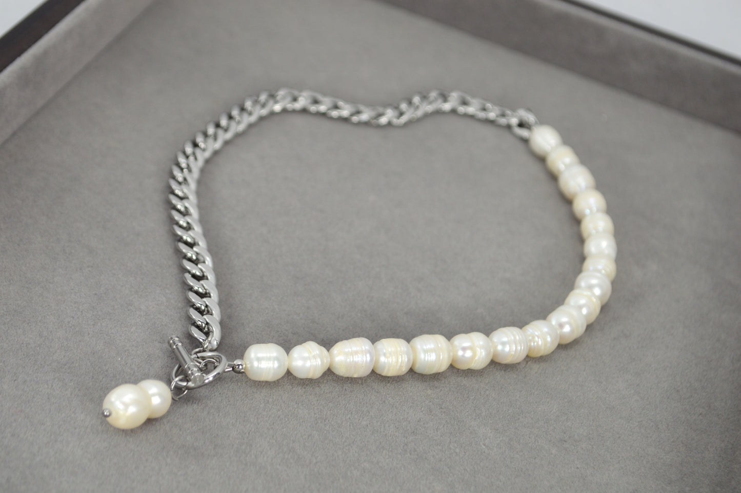 Halb-Perlen Halb-Ketten-Halskette | Asymmetrischer Barockperlen-Anhänger | Edelstahl & Süßwasserperlen
