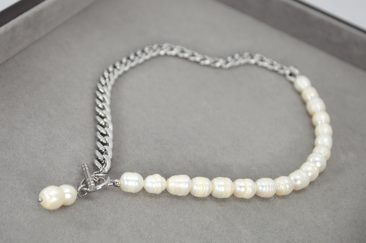 Halb-Perlen Halb-Ketten-Halskette | Asymmetrischer Barockperlen-Anhänger | Edelstahl & Süßwasserperlen
