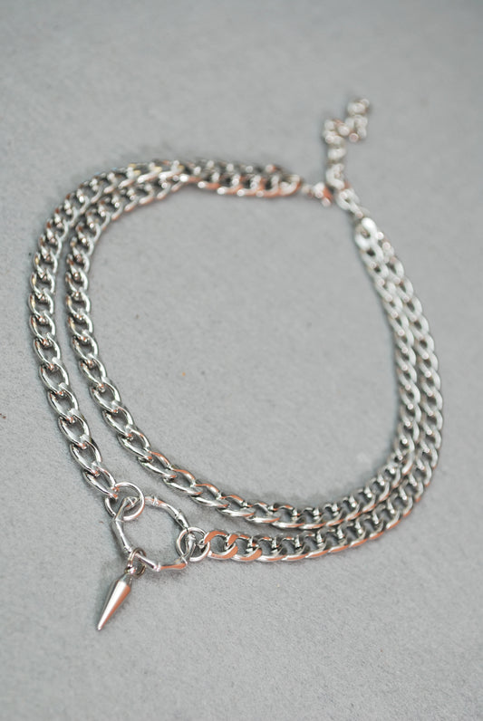 Mehrreihiger Ketten-Choker mit Spike-Anhänger