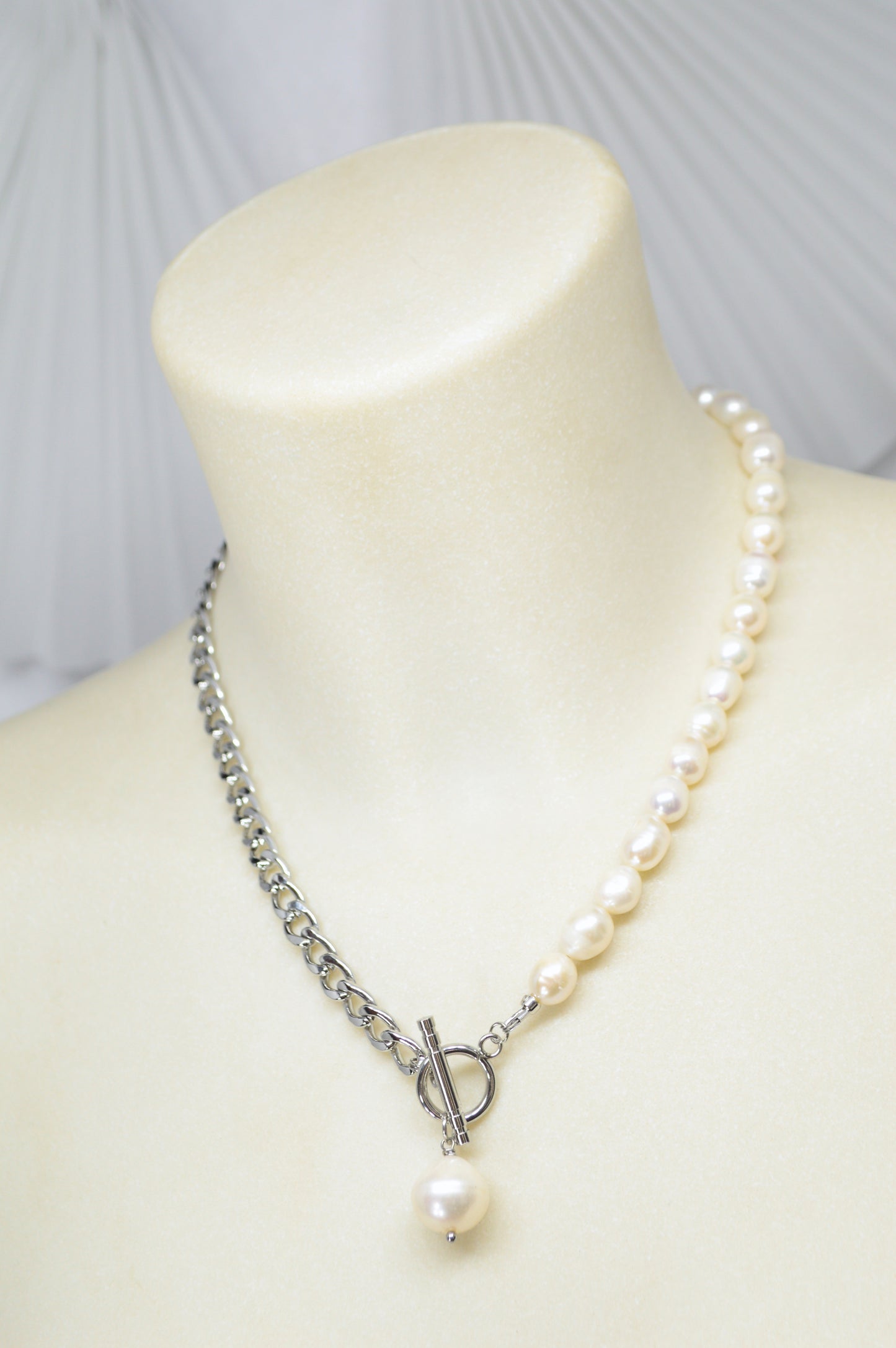 Collar mitad perlas mitad cadena | colgante asimétrico de perla barroca | acero inoxidable y perlas de agua dulce
