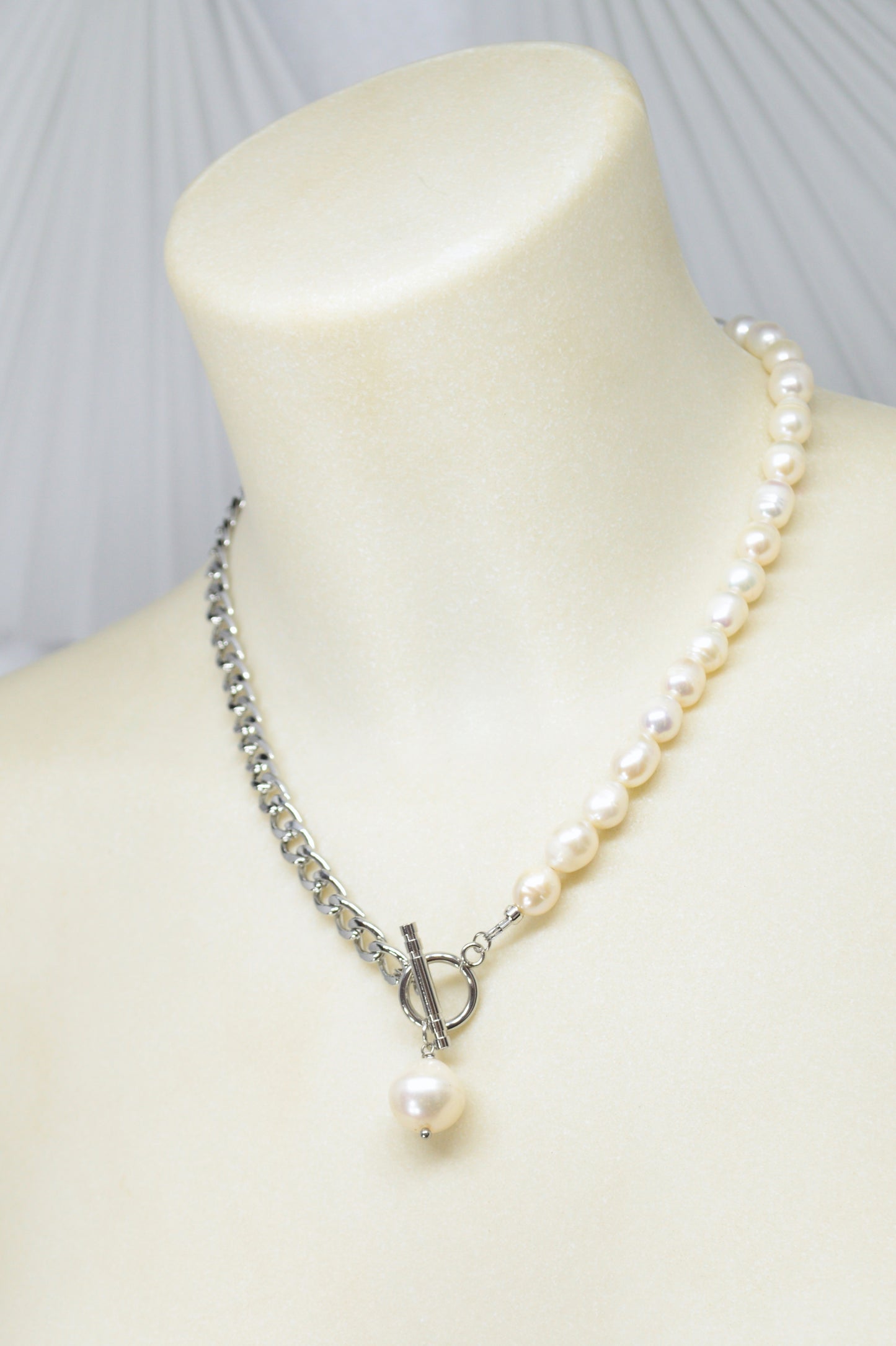 Collar mitad perlas mitad cadena | colgante asimétrico de perla barroca | acero inoxidable y perlas de agua dulce
