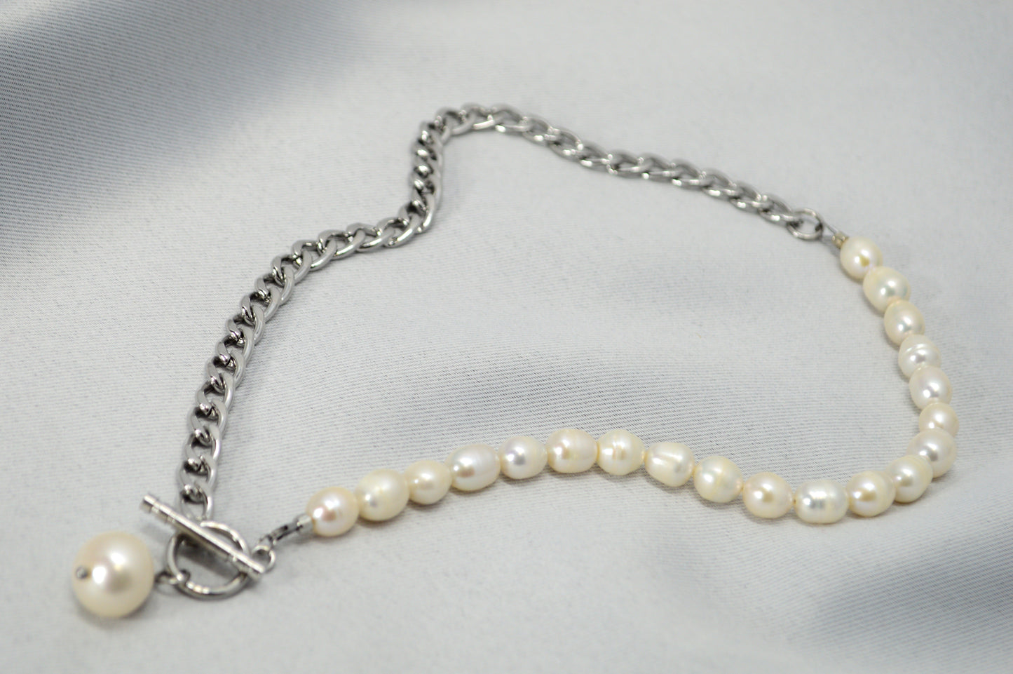 Collar mitad perlas mitad cadena | colgante asimétrico de perla barroca | acero inoxidable y perlas de agua dulce
