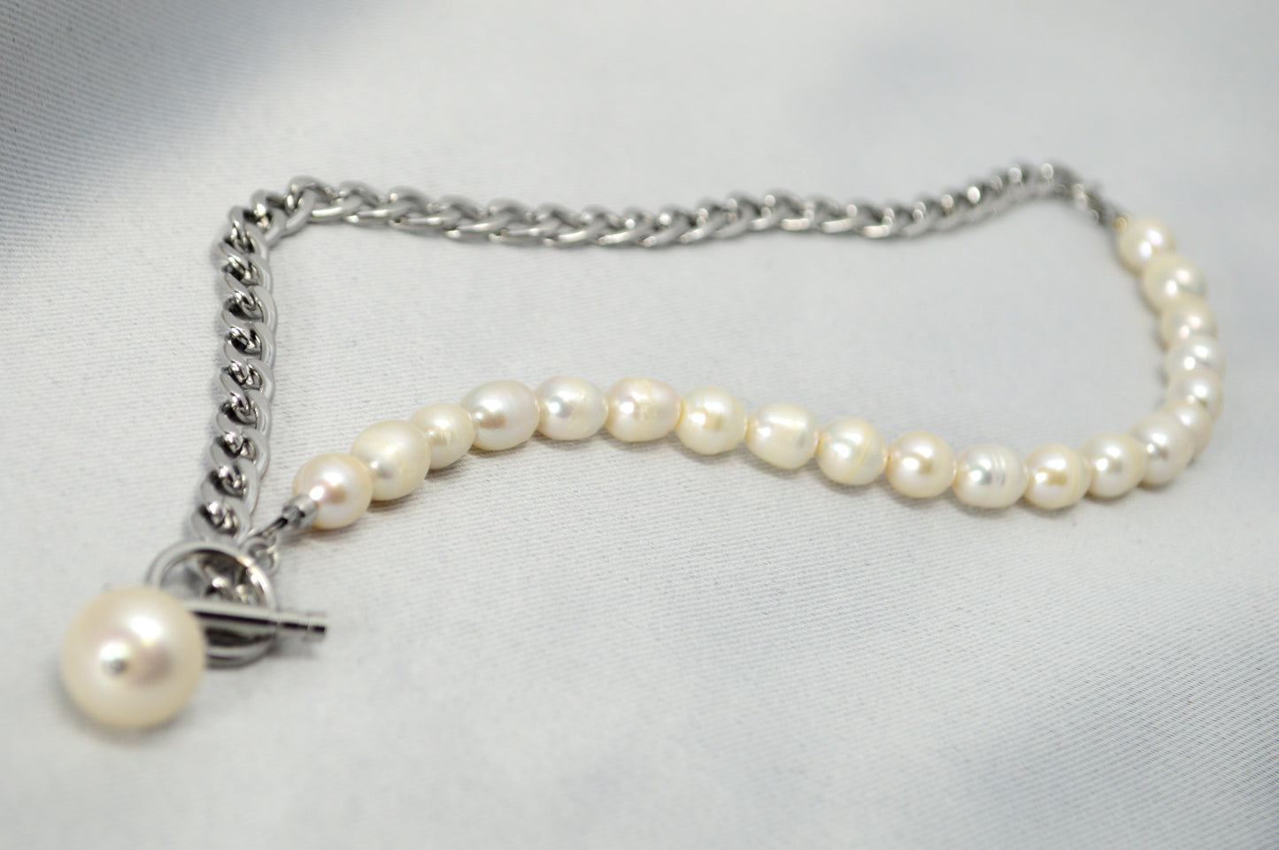 Collar mitad perlas mitad cadena | colgante asimétrico de perla barroca | acero inoxidable y perlas de agua dulce
