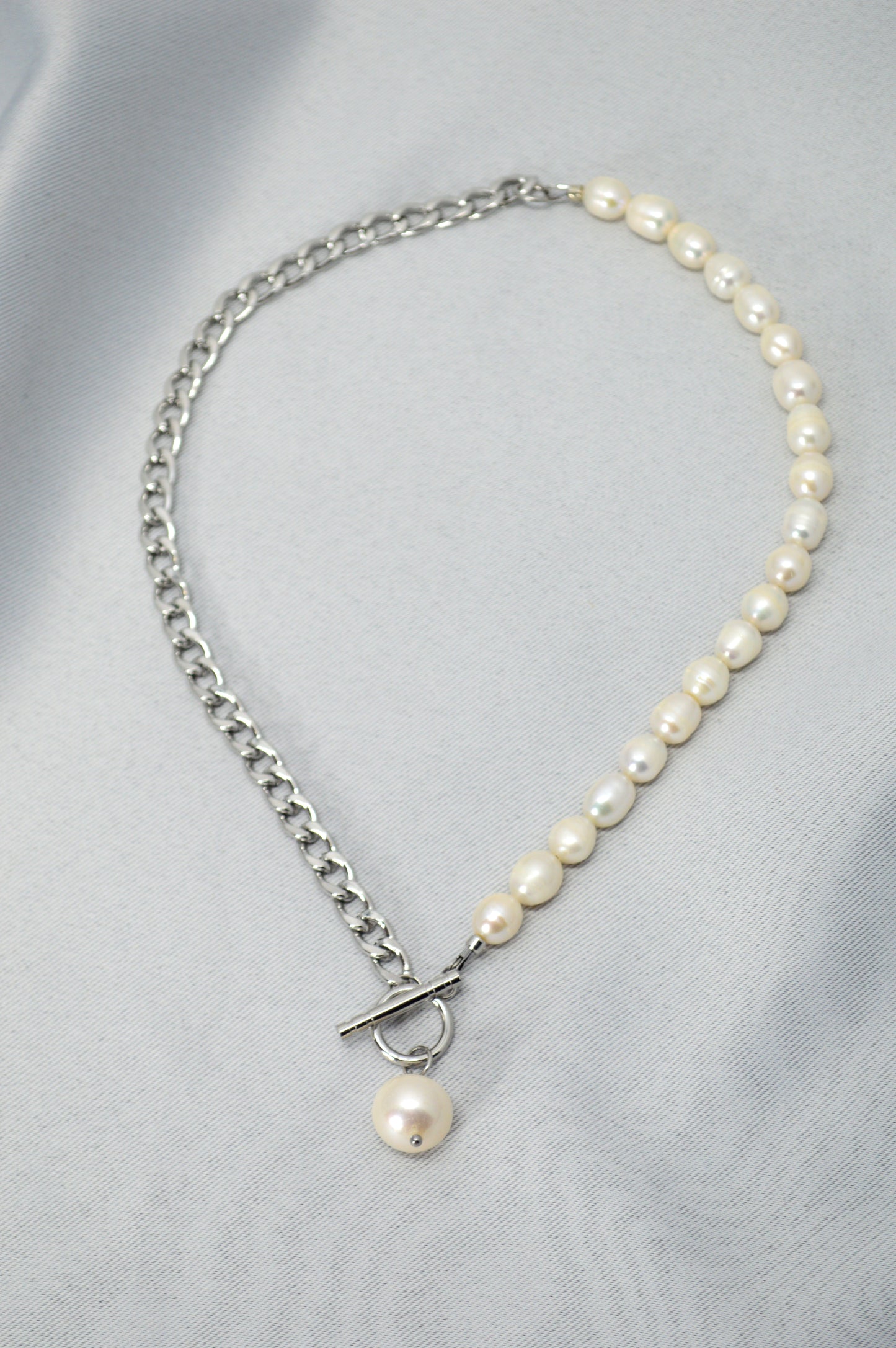 Collar mitad perlas mitad cadena | colgante asimétrico de perla barroca | acero inoxidable y perlas de agua dulce
