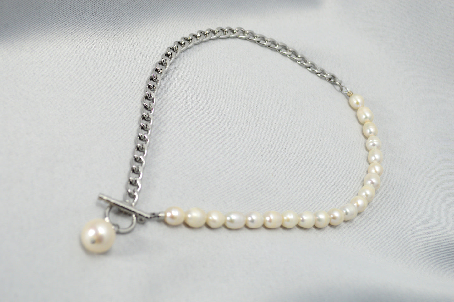 Collar mitad perlas mitad cadena | colgante asimétrico de perla barroca | acero inoxidable y perlas de agua dulce
