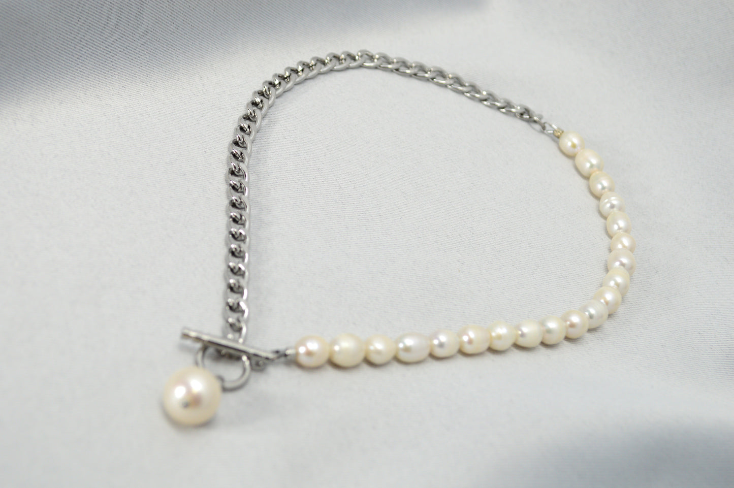 Collar mitad perlas mitad cadena | colgante asimétrico de perla barroca | acero inoxidable y perlas de agua dulce
