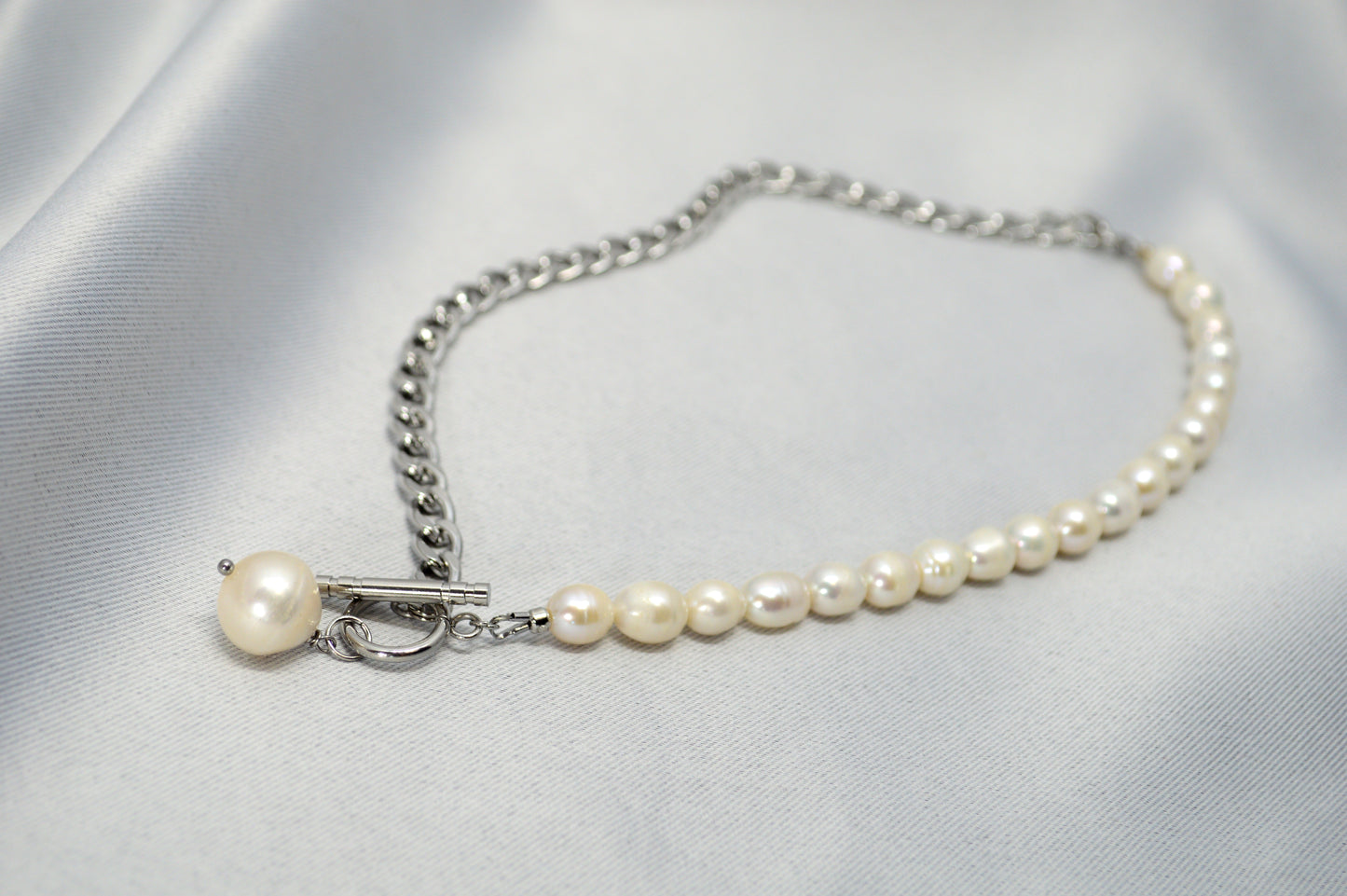 Collar mitad perlas mitad cadena | colgante asimétrico de perla barroca | acero inoxidable y perlas de agua dulce
