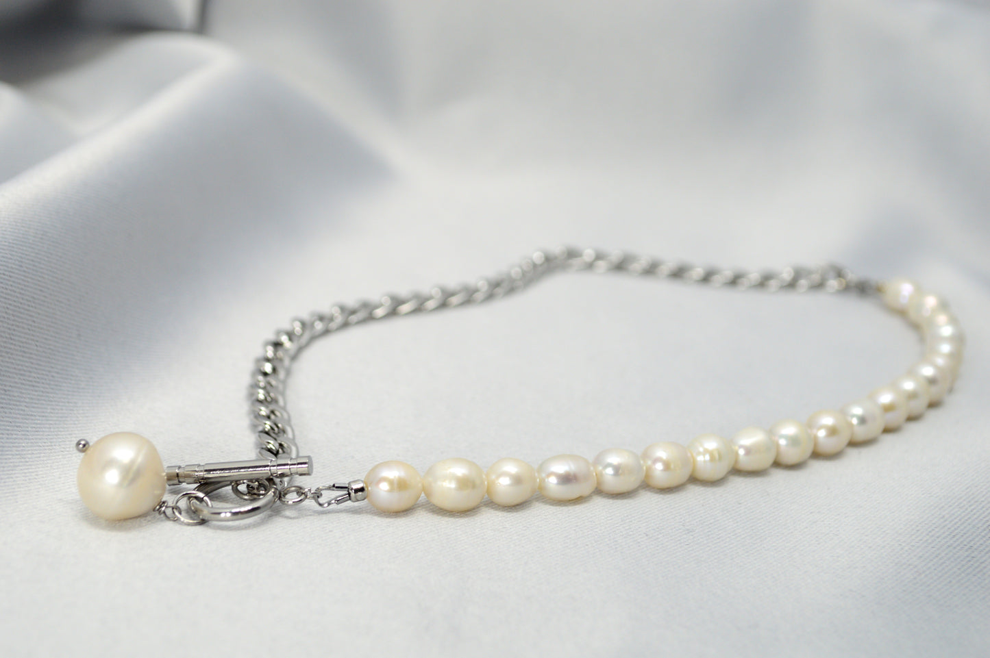 Collar mitad perlas mitad cadena | colgante asimétrico de perla barroca | acero inoxidable y perlas de agua dulce
