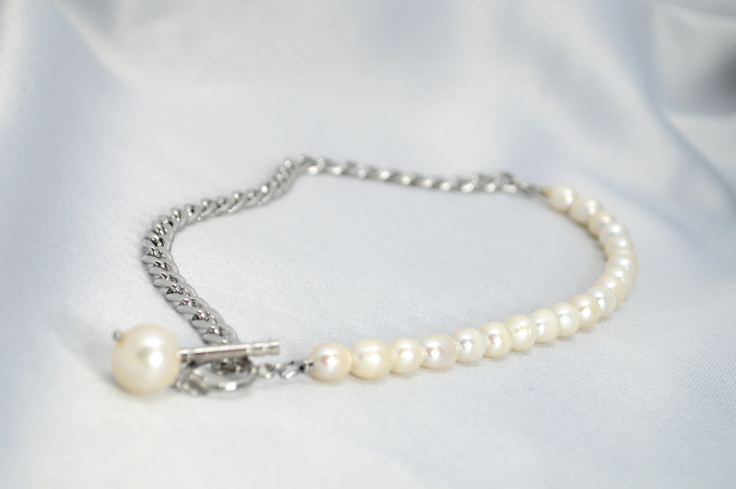 Collar mitad perlas mitad cadena | colgante asimétrico de perla barroca | acero inoxidable y perlas de agua dulce
