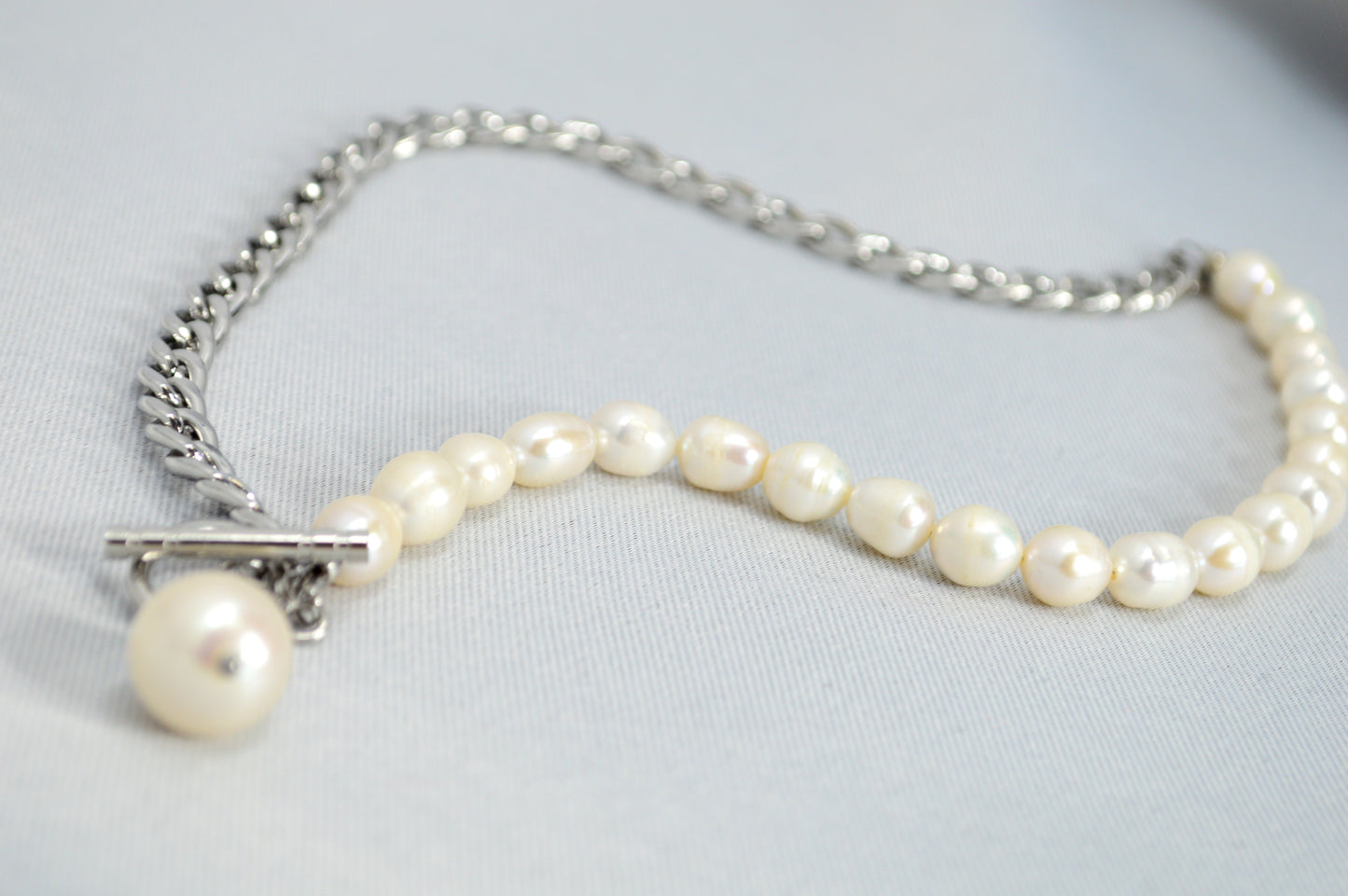 Collar mitad perlas mitad cadena | colgante asimétrico de perla barroca | acero inoxidable y perlas de agua dulce
