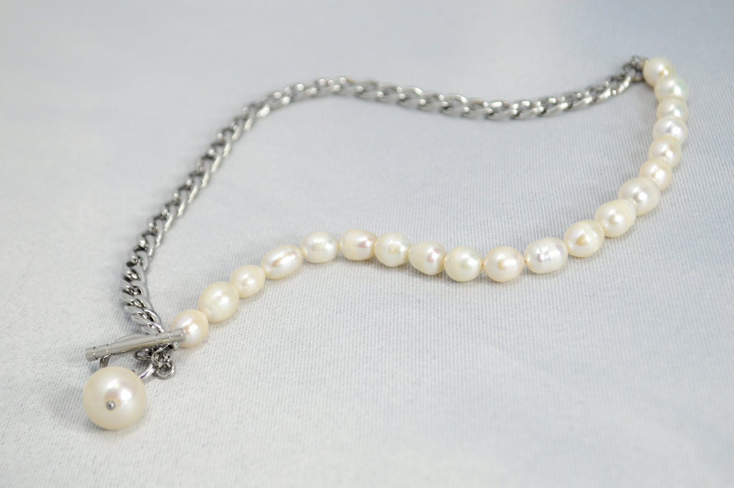 Collar mitad perlas mitad cadena | colgante asimétrico de perla barroca | acero inoxidable y perlas de agua dulce
