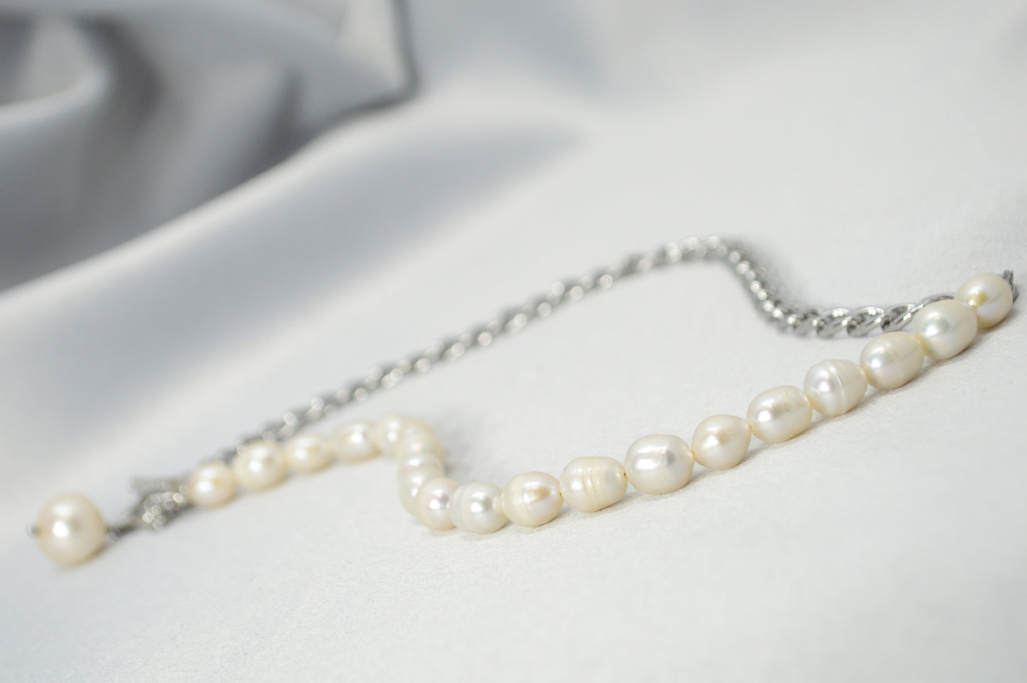 Collar mitad perlas mitad cadena | colgante asimétrico de perla barroca | acero inoxidable y perlas de agua dulce
