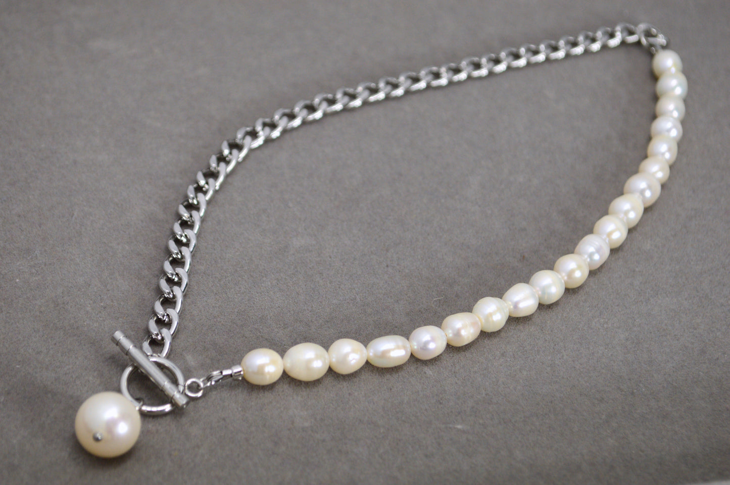 Collar mitad perlas mitad cadena | colgante asimétrico de perla barroca | acero inoxidable y perlas de agua dulce
