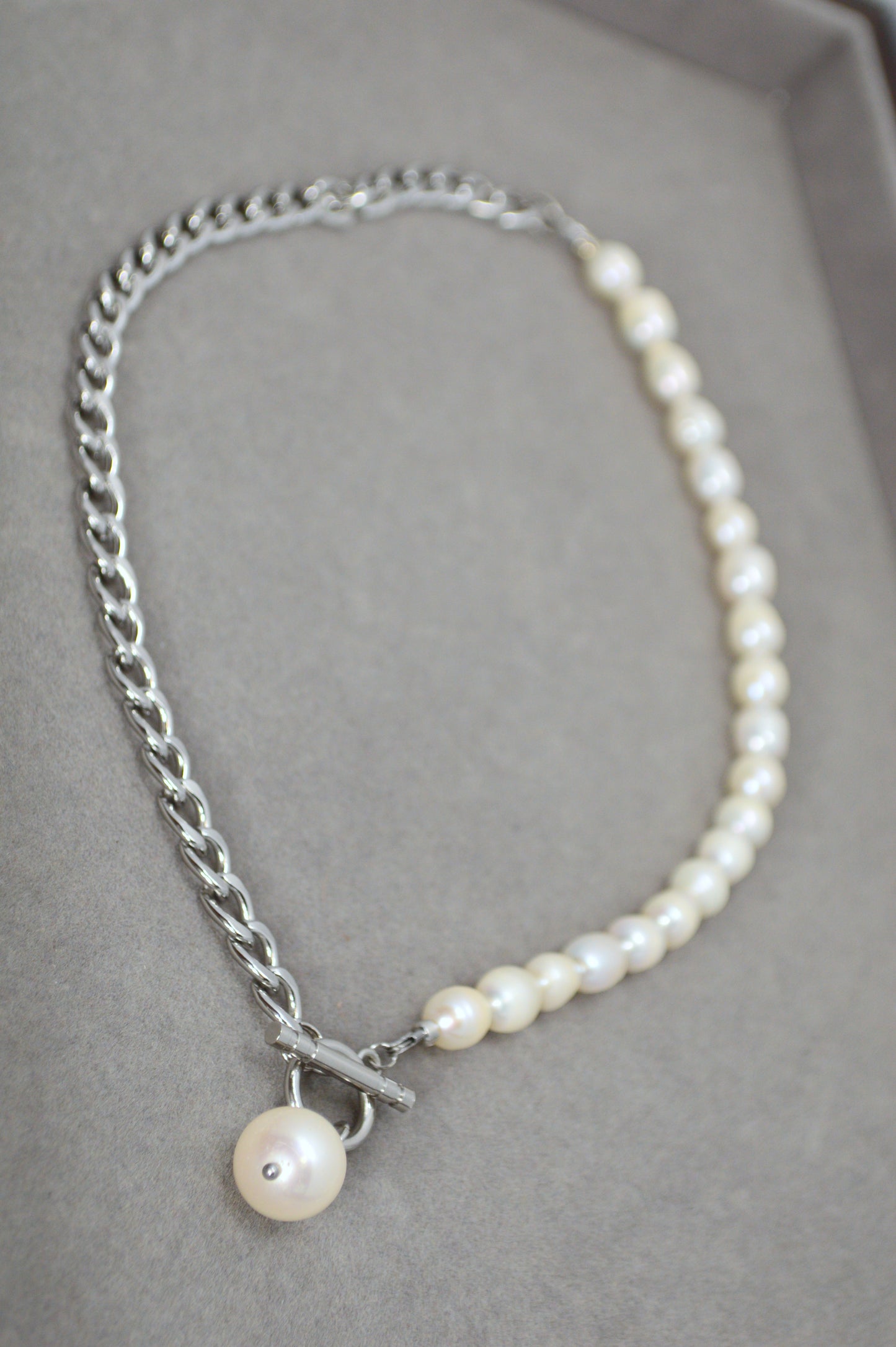 Collar mitad perlas mitad cadena | colgante asimétrico de perla barroca | acero inoxidable y perlas de agua dulce
