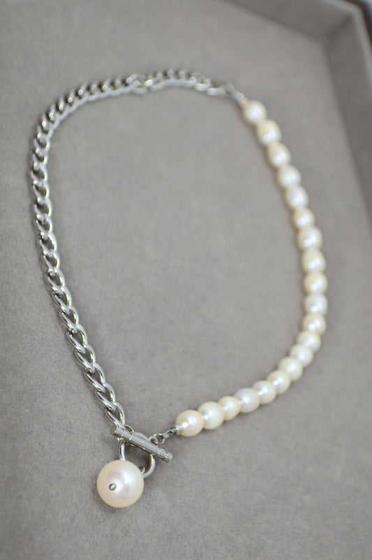 Collier moitié perles moitié chaîne | Pendentif perle baroque asymétrique | Acier inoxydable et perles d’eau douce
