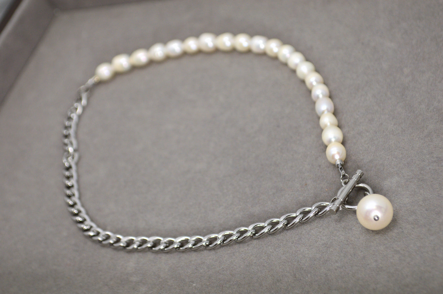 Collar mitad perlas mitad cadena | colgante asimétrico de perla barroca | acero inoxidable y perlas de agua dulce
