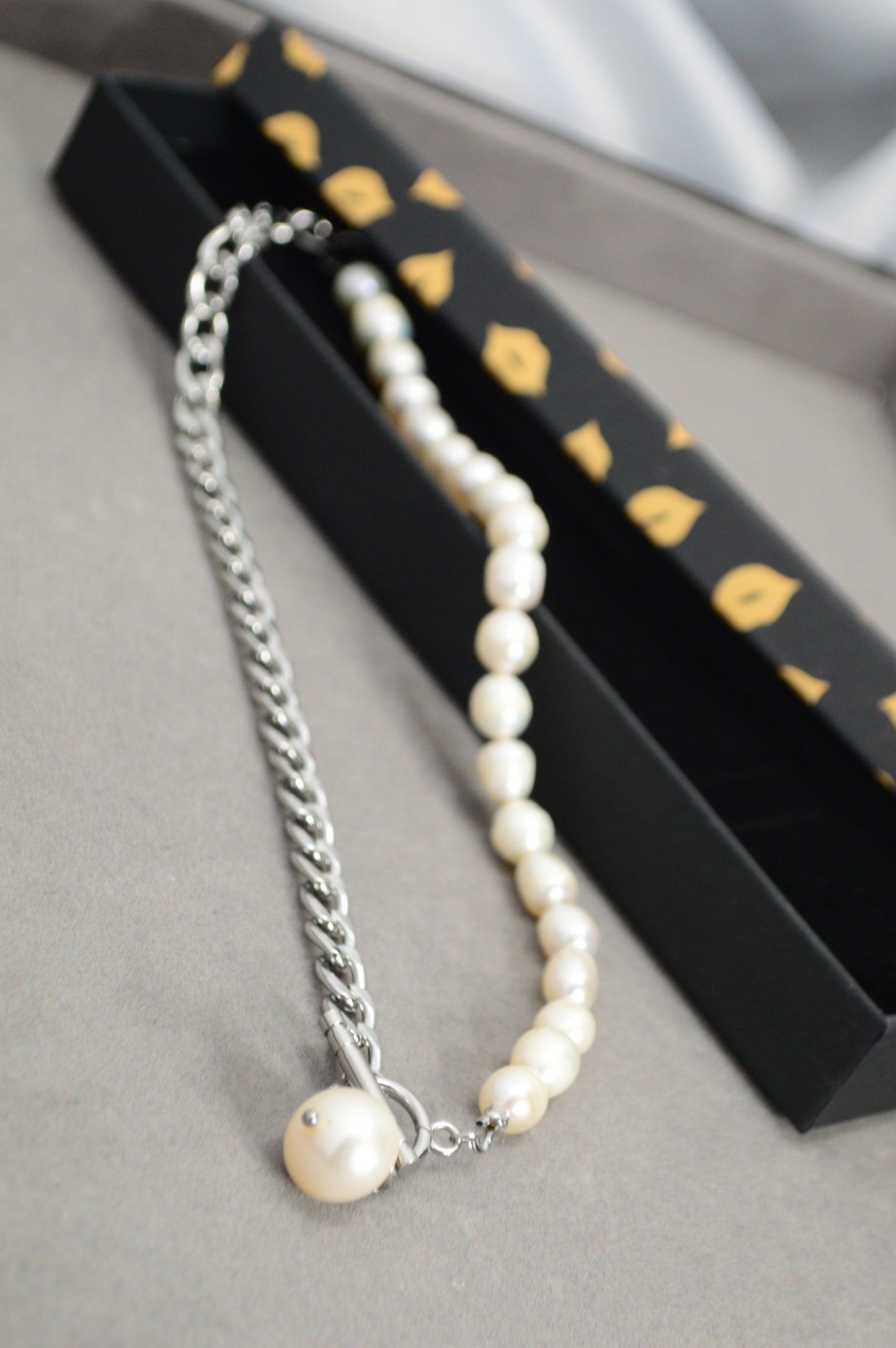 Collar mitad perlas mitad cadena | colgante asimétrico de perla barroca | acero inoxidable y perlas de agua dulce
