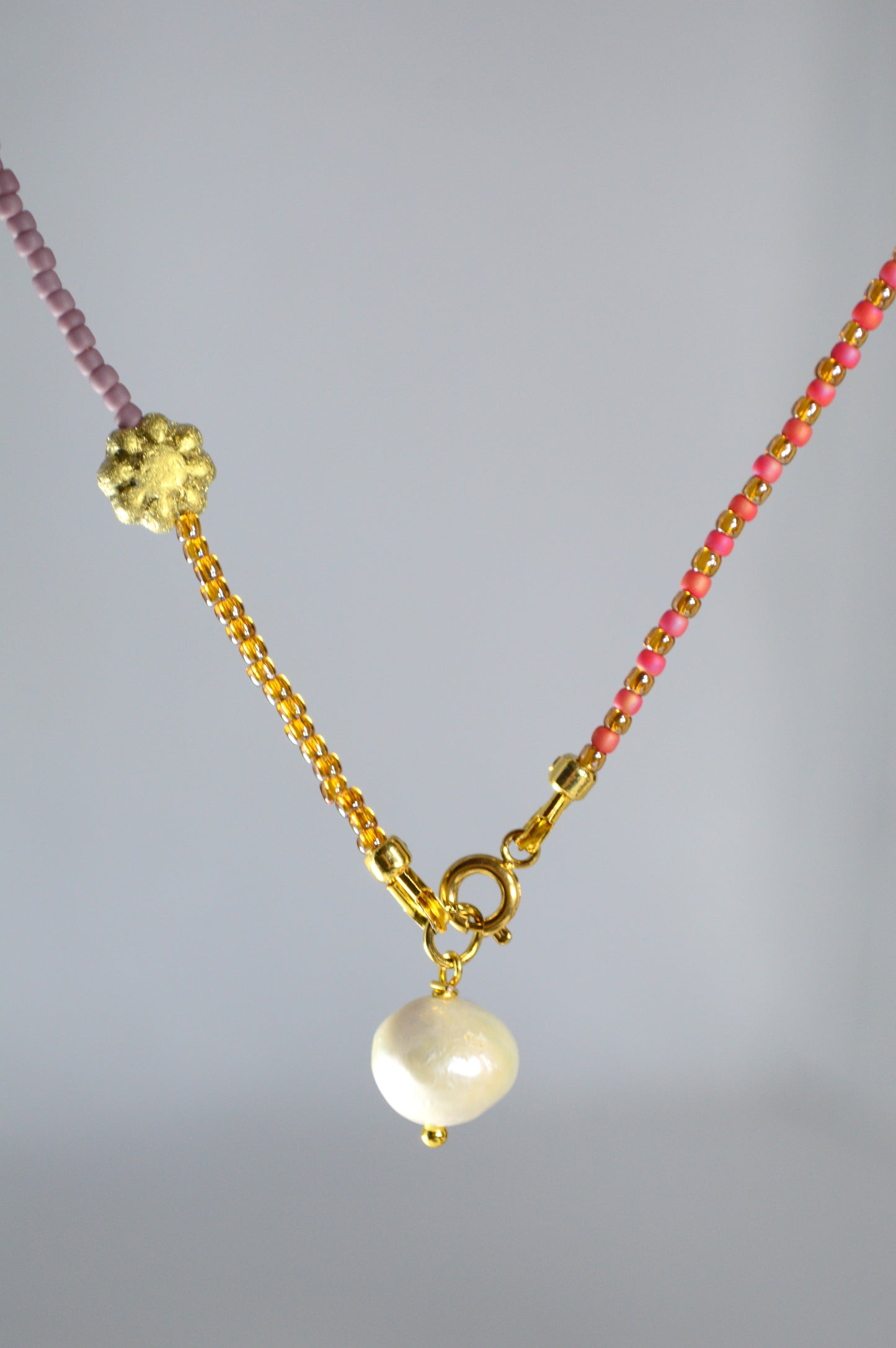 Collar de perlas y cuentas con cadena