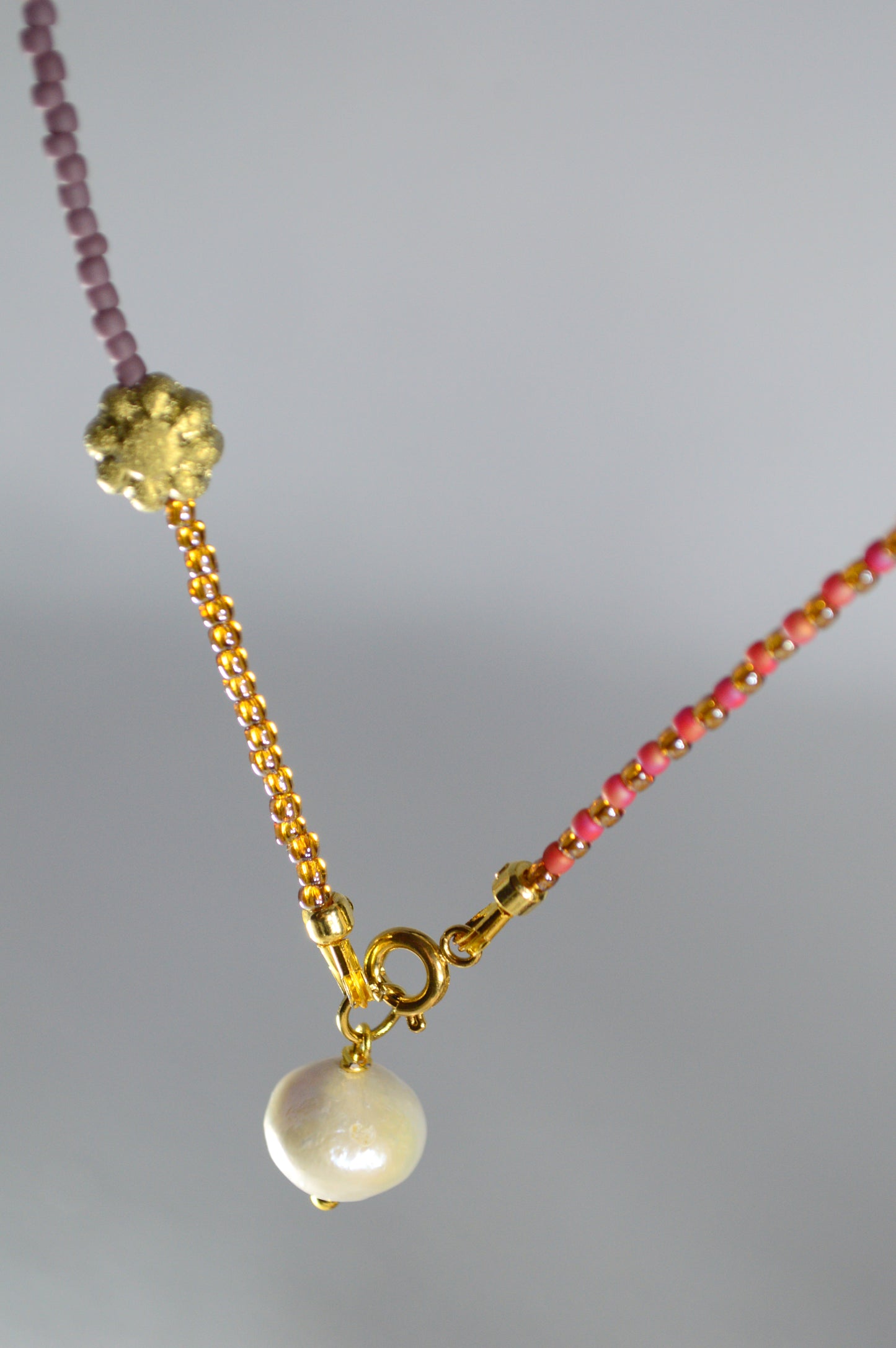 Collar de perlas y cuentas con cadena