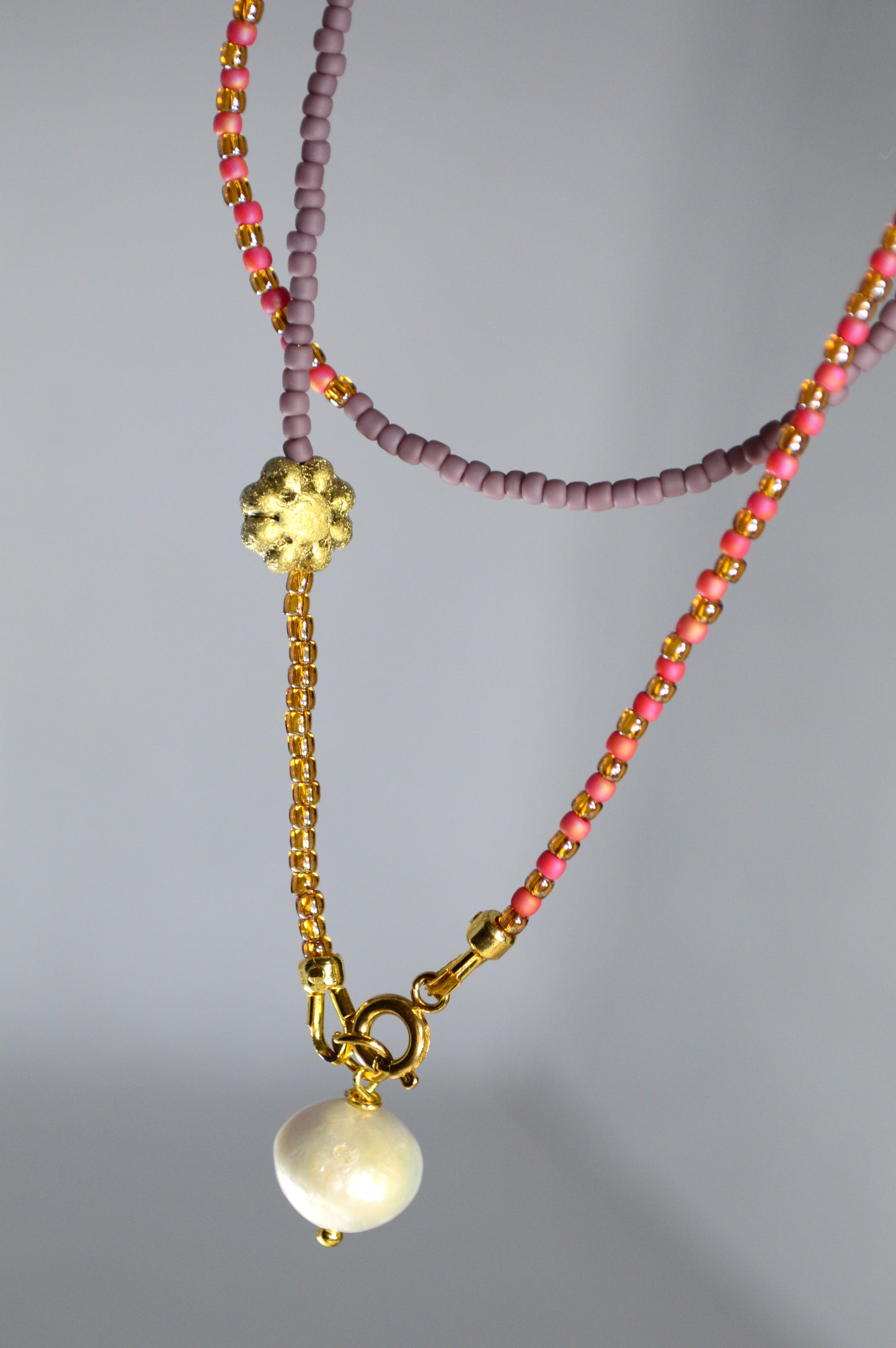 Collar de perlas y cuentas con cadena