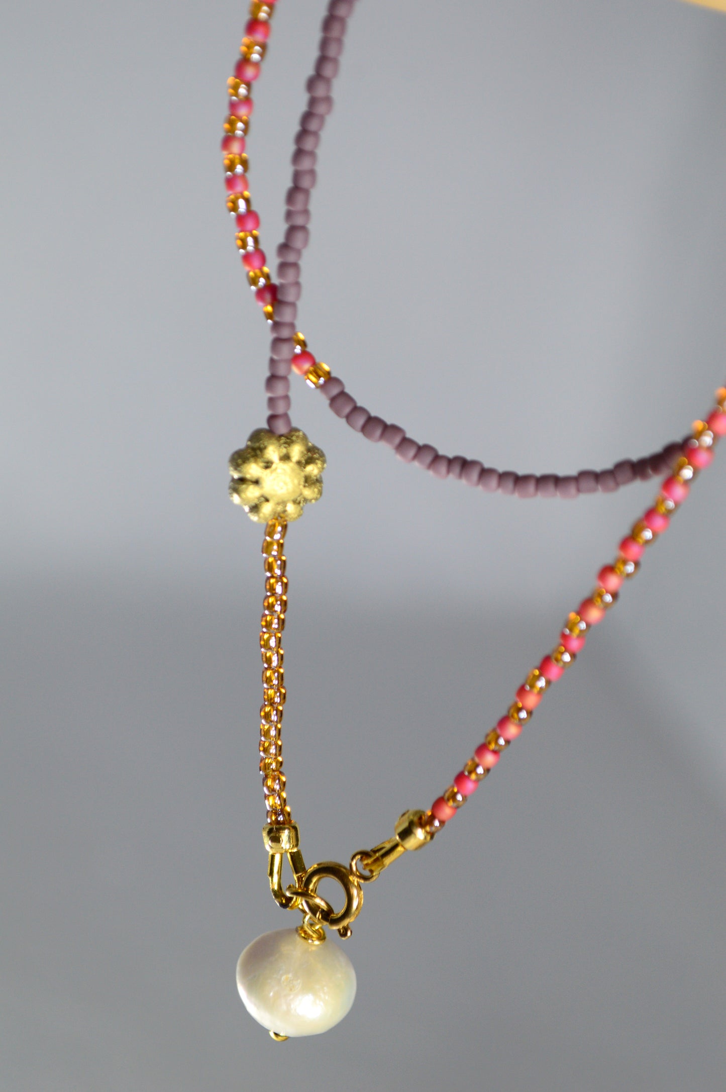 Collar de perlas y cuentas con cadena