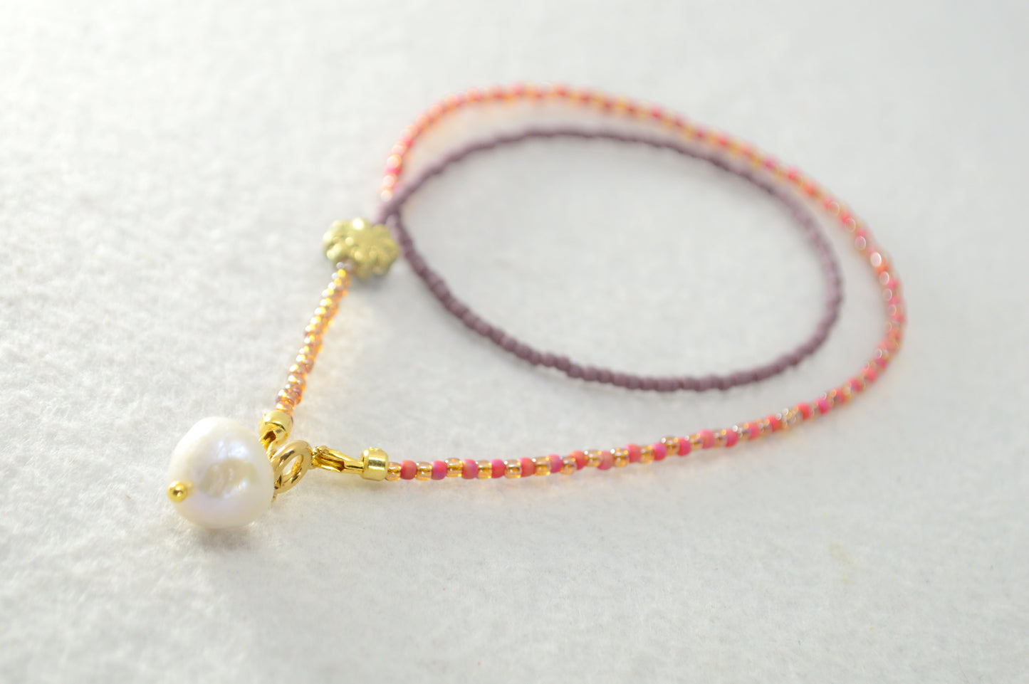 Collar de perlas y cuentas con cadena