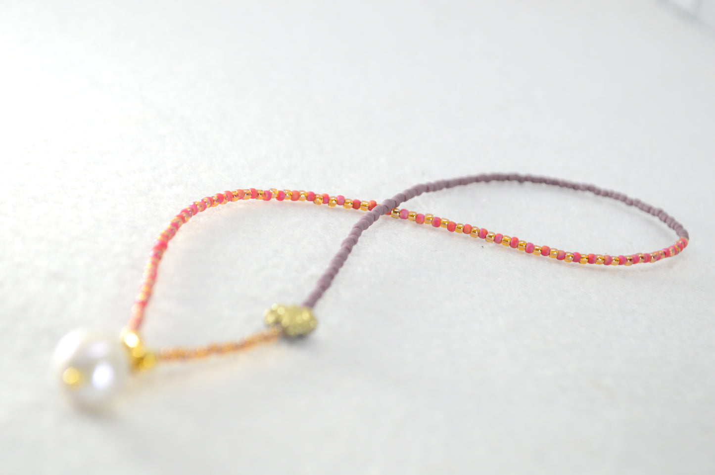 Collar de perlas y cuentas con cadena