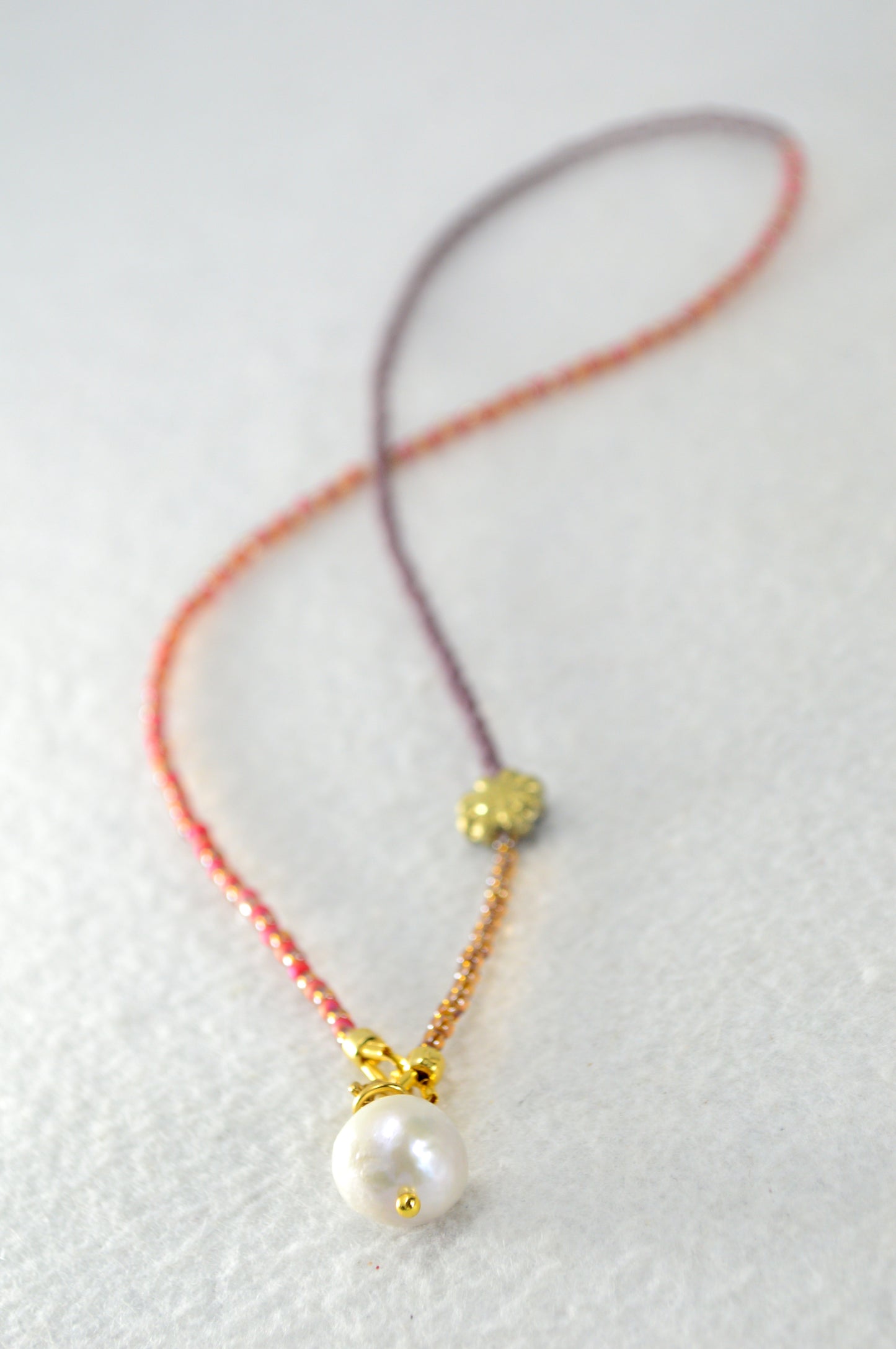 Collar de perlas y cuentas con cadena