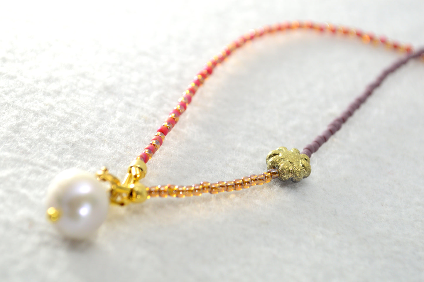 Collar de perlas y cuentas con cadena