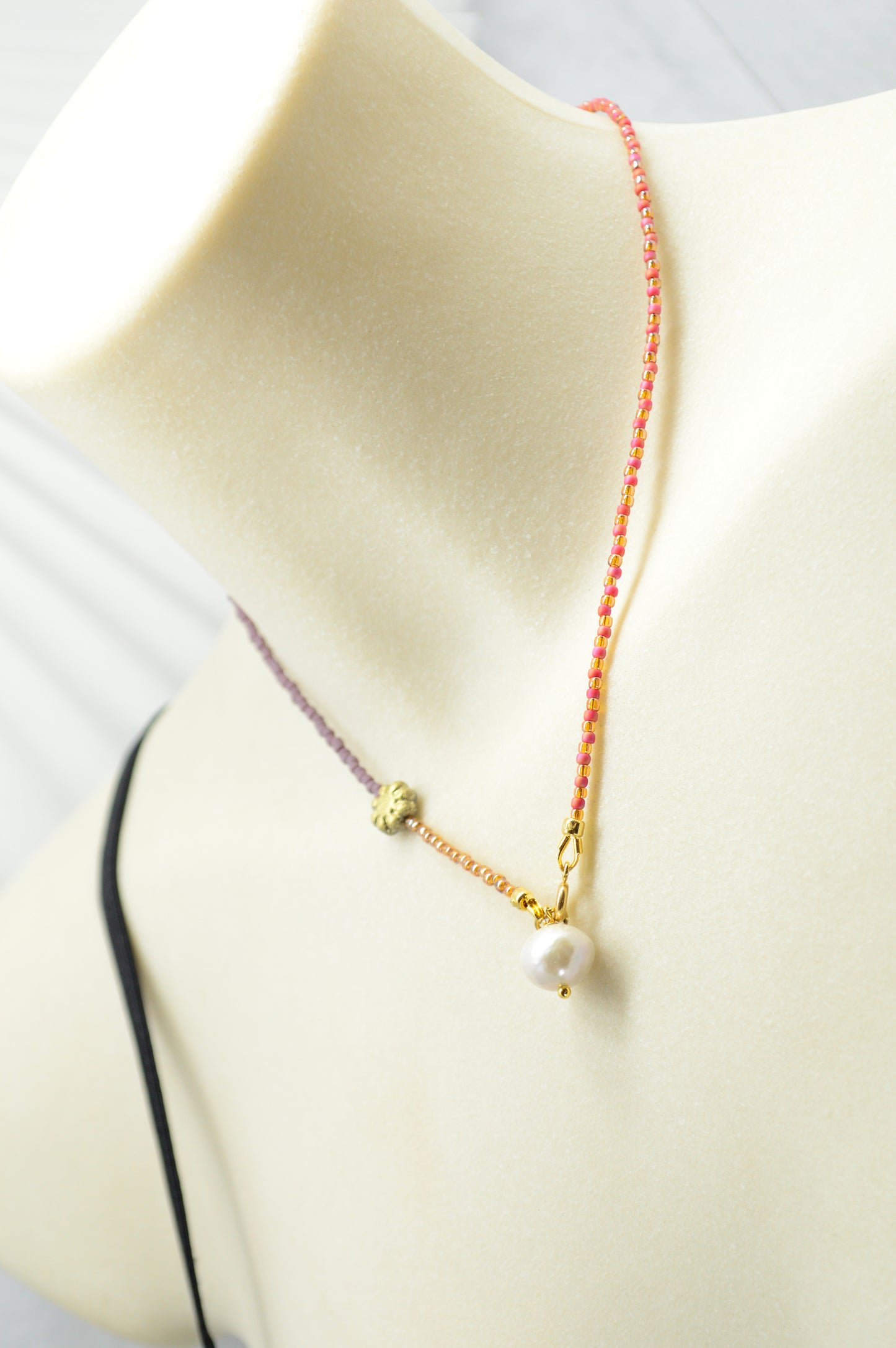 Collar de perlas y cuentas con cadena