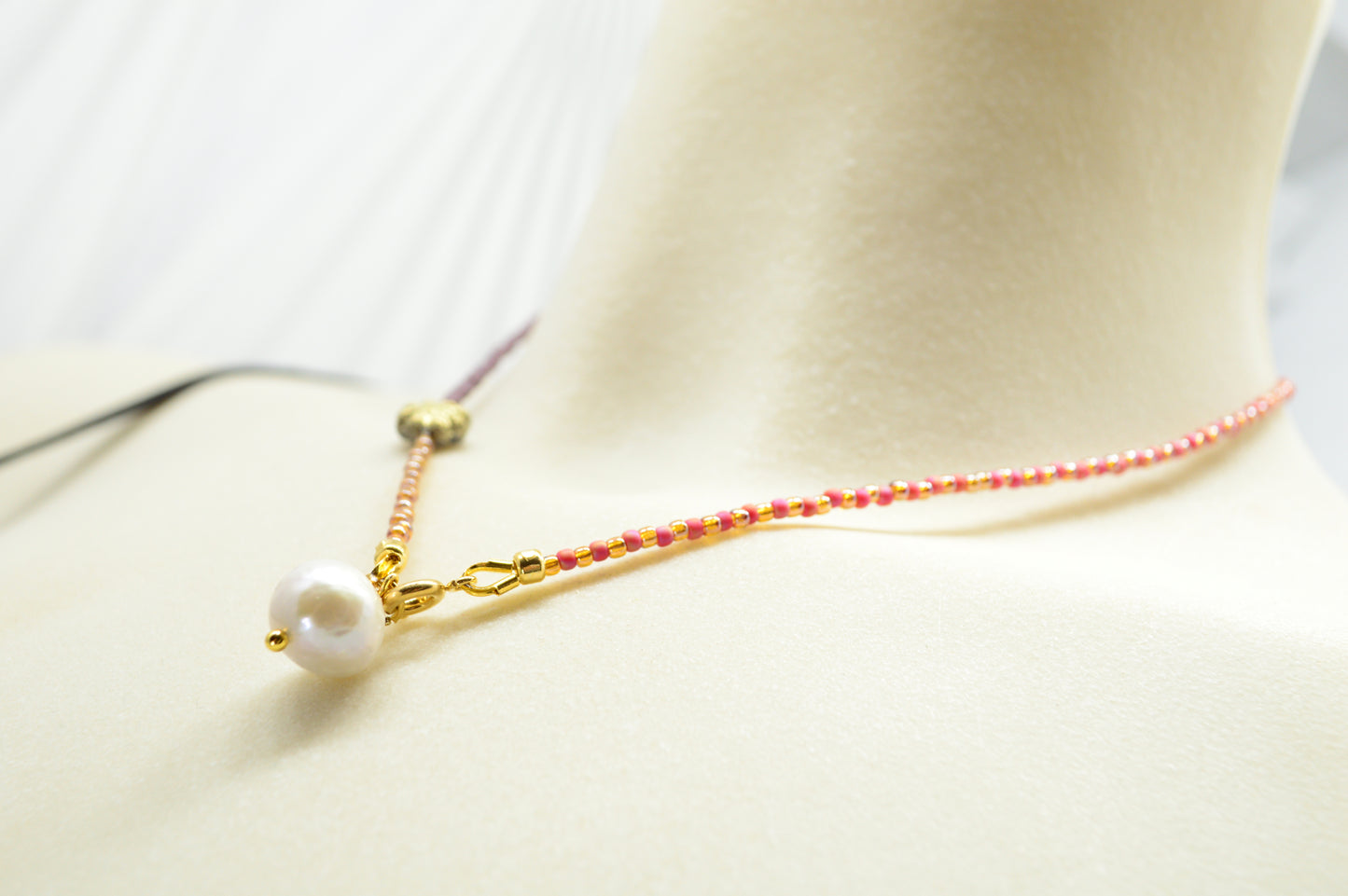 Collar de perlas y cuentas con cadena