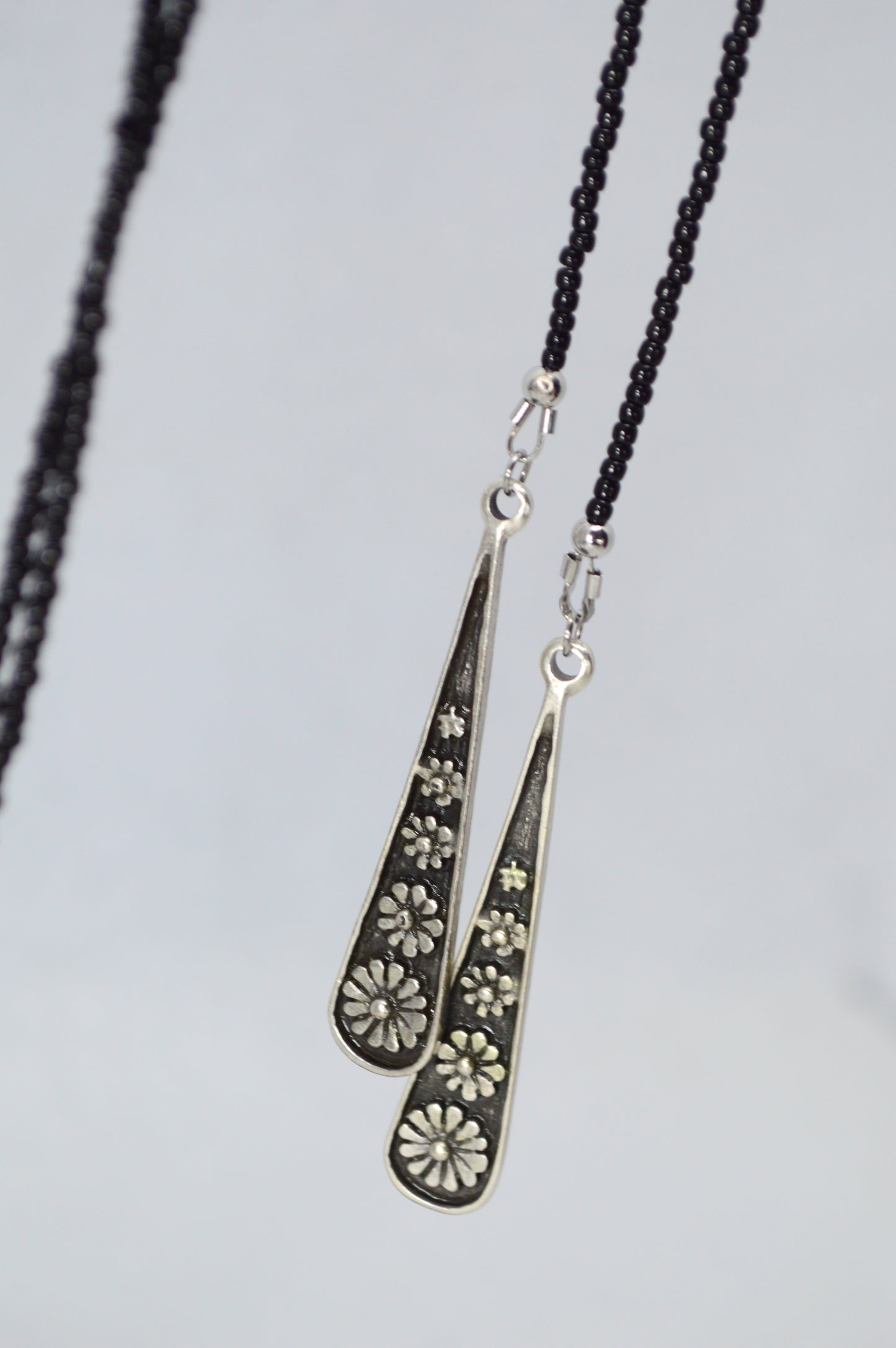 Collar lariat de cuentas negras, choker envolvente boho, collar con colgante de acero inoxidable, collar minimalista para capas, joyería estilo western, regalo para ella