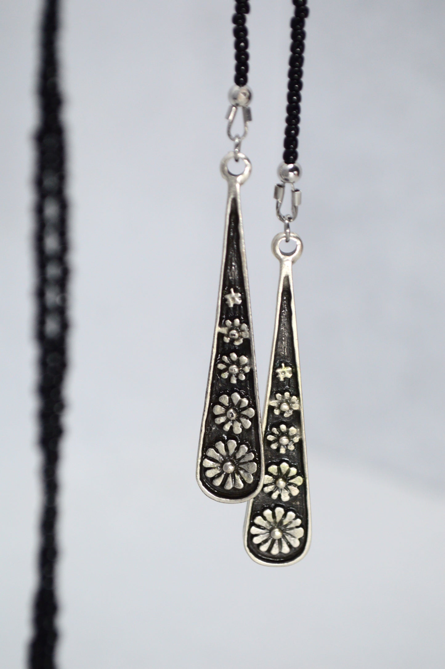 Collar lariat de cuentas negras, choker envolvente boho, collar con colgante de acero inoxidable, collar minimalista para capas, joyería estilo western, regalo para ella
