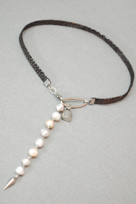 Choker de cuero con acento de perla colgante