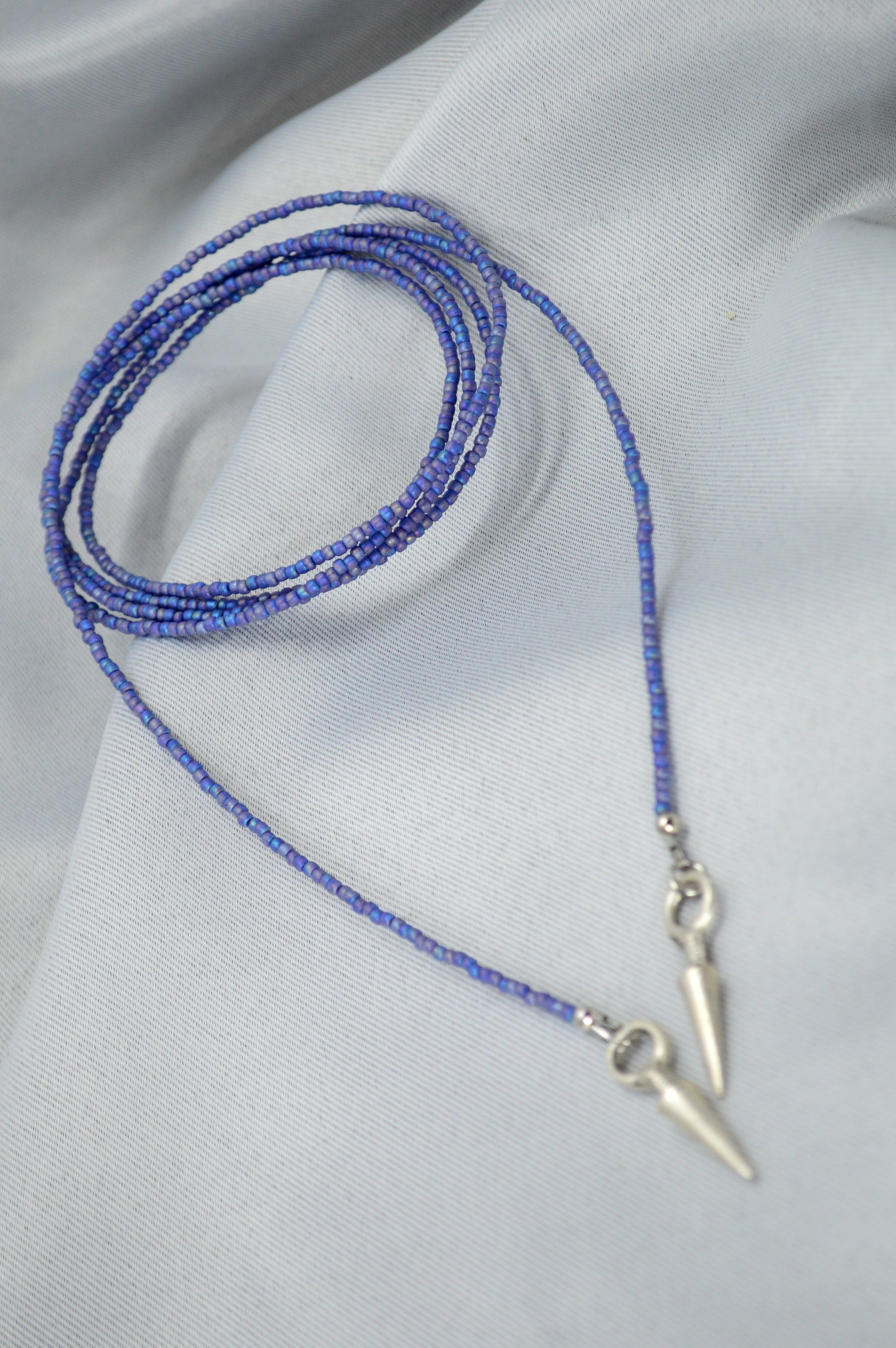 Collar lariat de cuentas azules, choker envolvente boho con colgante tipo spike de acero inoxidable
