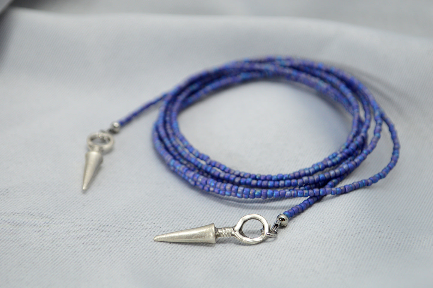 Collar lariat de cuentas azules, choker envolvente boho con colgante tipo spike de acero inoxidable
