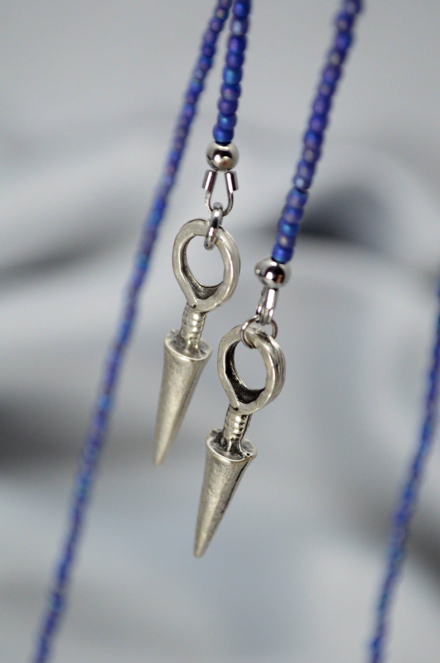 Collar lariat de cuentas azules, choker envolvente boho con colgante tipo spike de acero inoxidable
