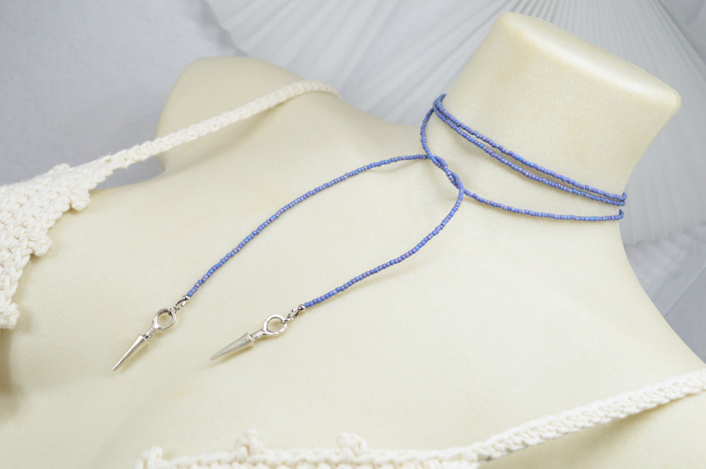 Collar lariat de cuentas azules, choker envolvente boho con colgante tipo spike de acero inoxidable
