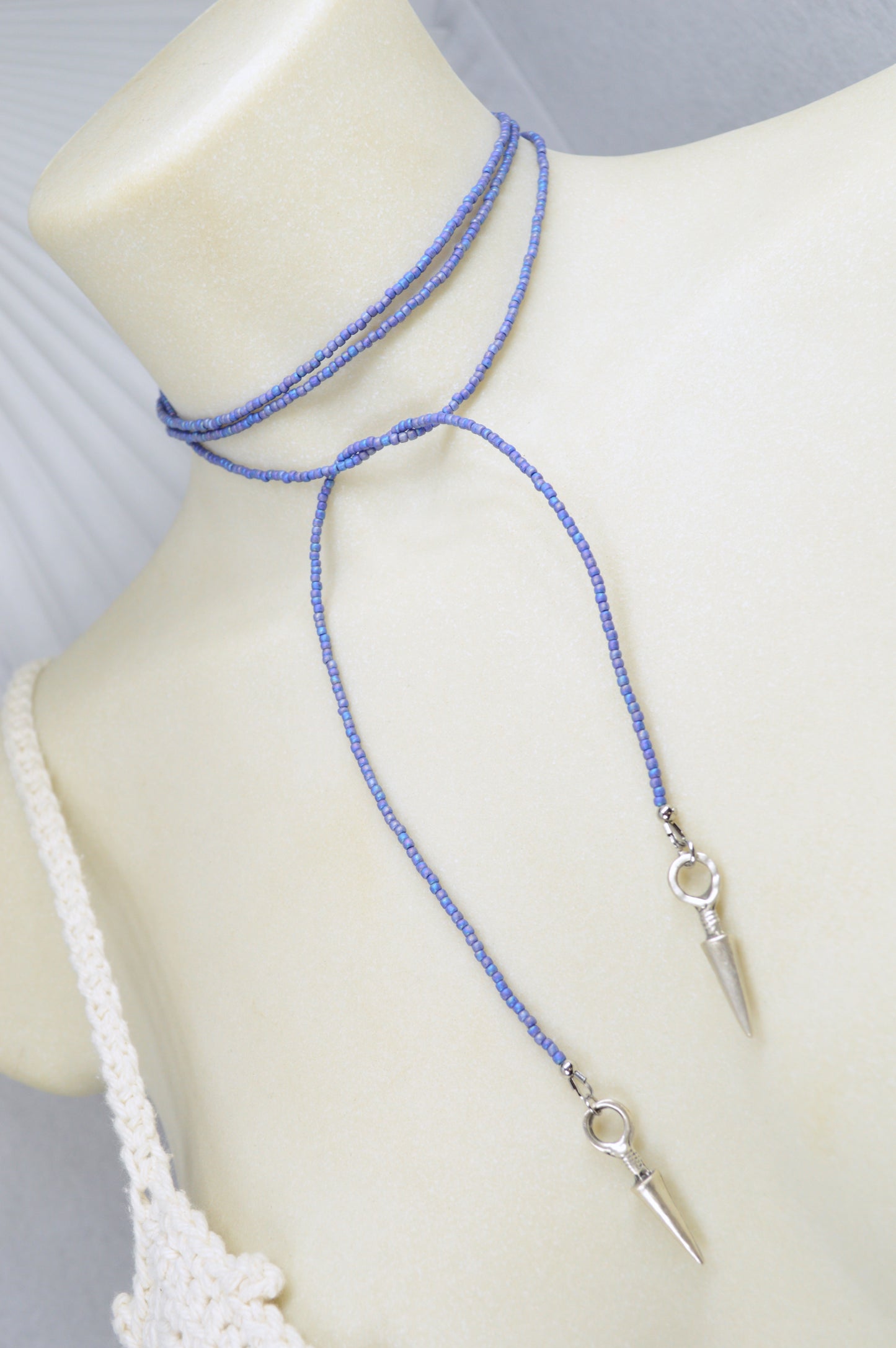 Collar lariat de cuentas azules, choker envolvente boho con colgante tipo spike de acero inoxidable
