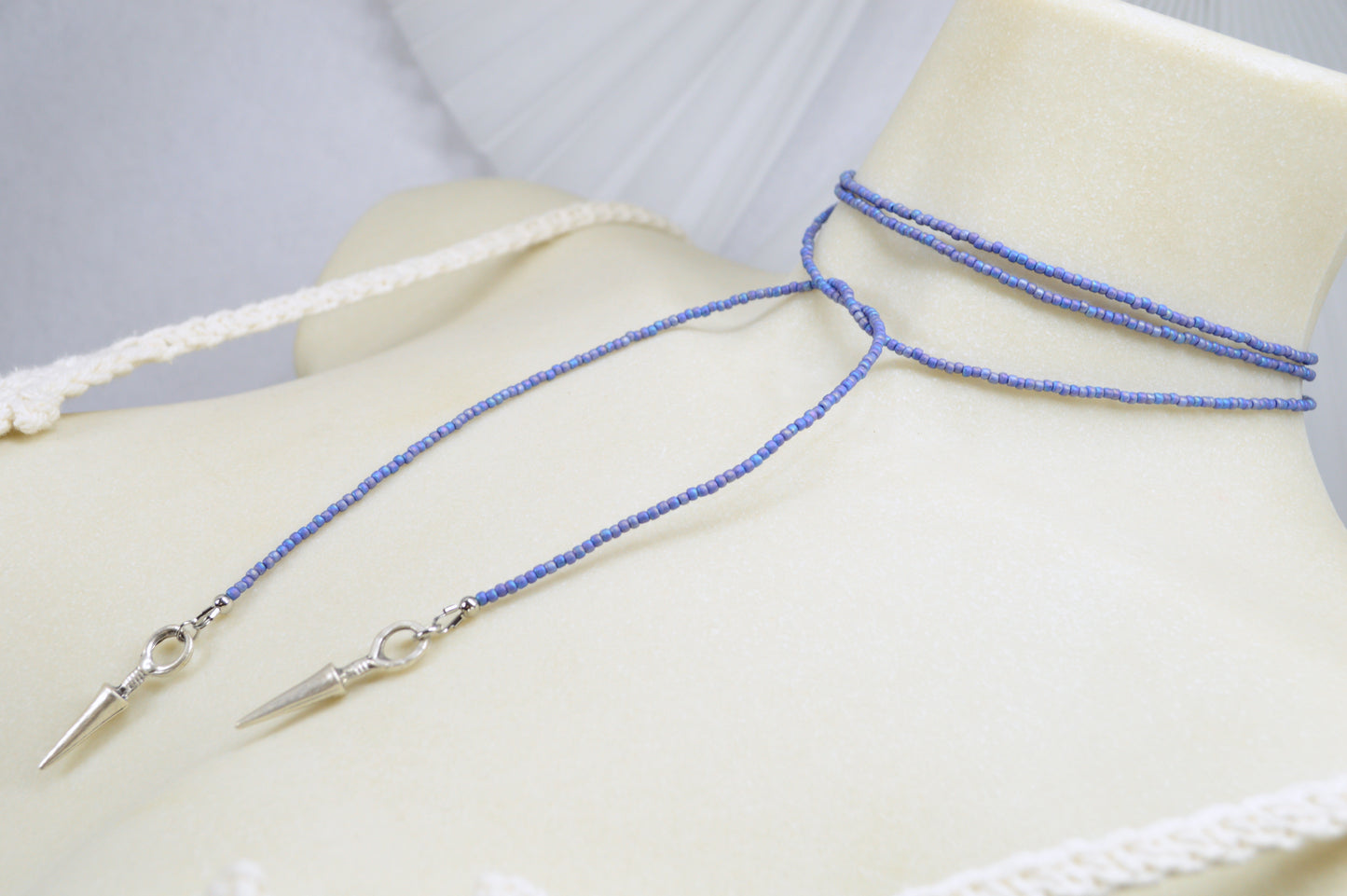 Collar lariat de cuentas azules, choker envolvente boho con colgante tipo spike de acero inoxidable
