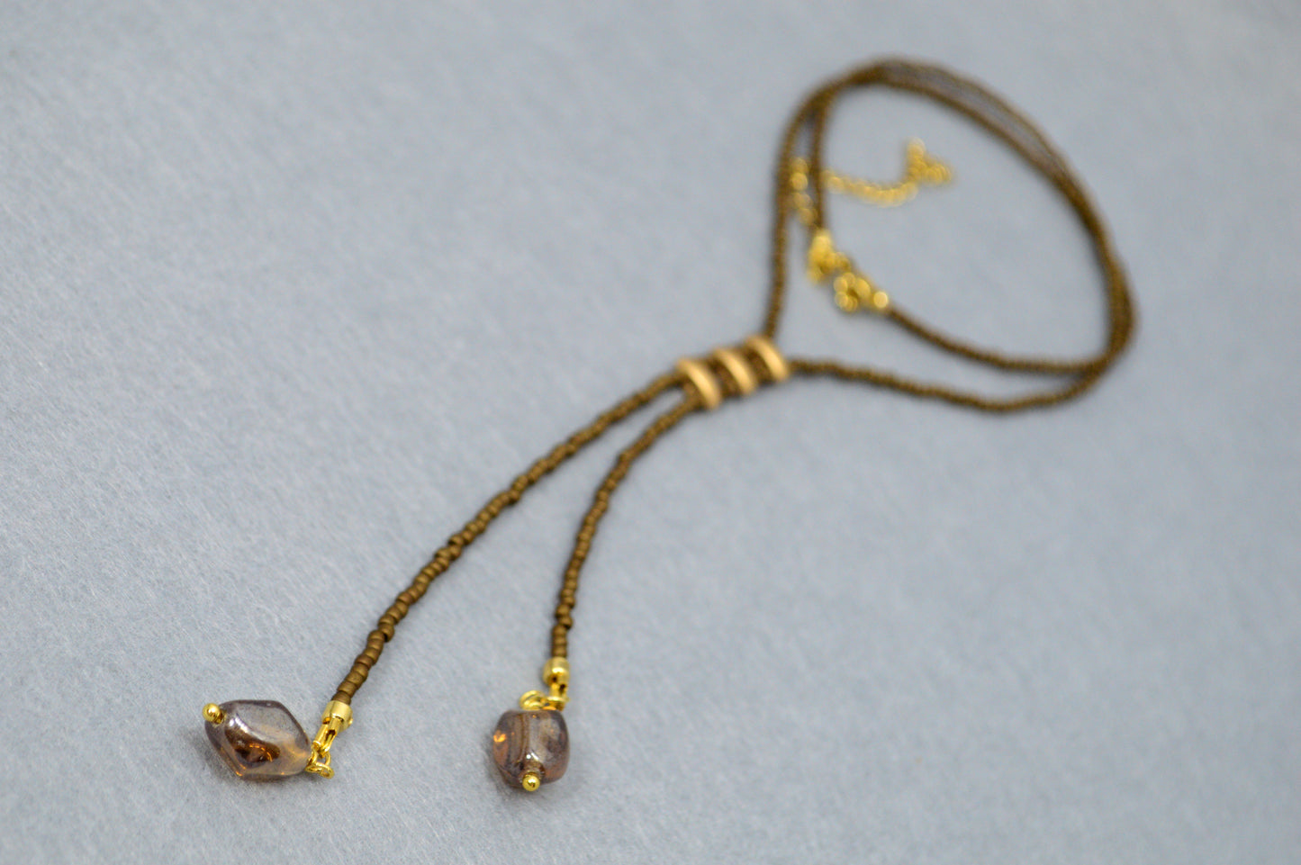 Collar lariat Smoky Amber – Collar tipo lazo de cuentas marrones
