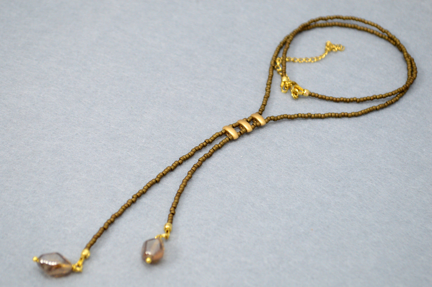 Collar lariat Smoky Amber – Collar tipo lazo de cuentas marrones
