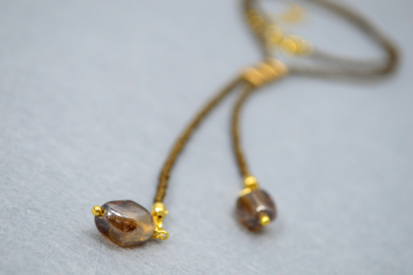 Collar lariat Smoky Amber – Collar tipo lazo de cuentas marrones
