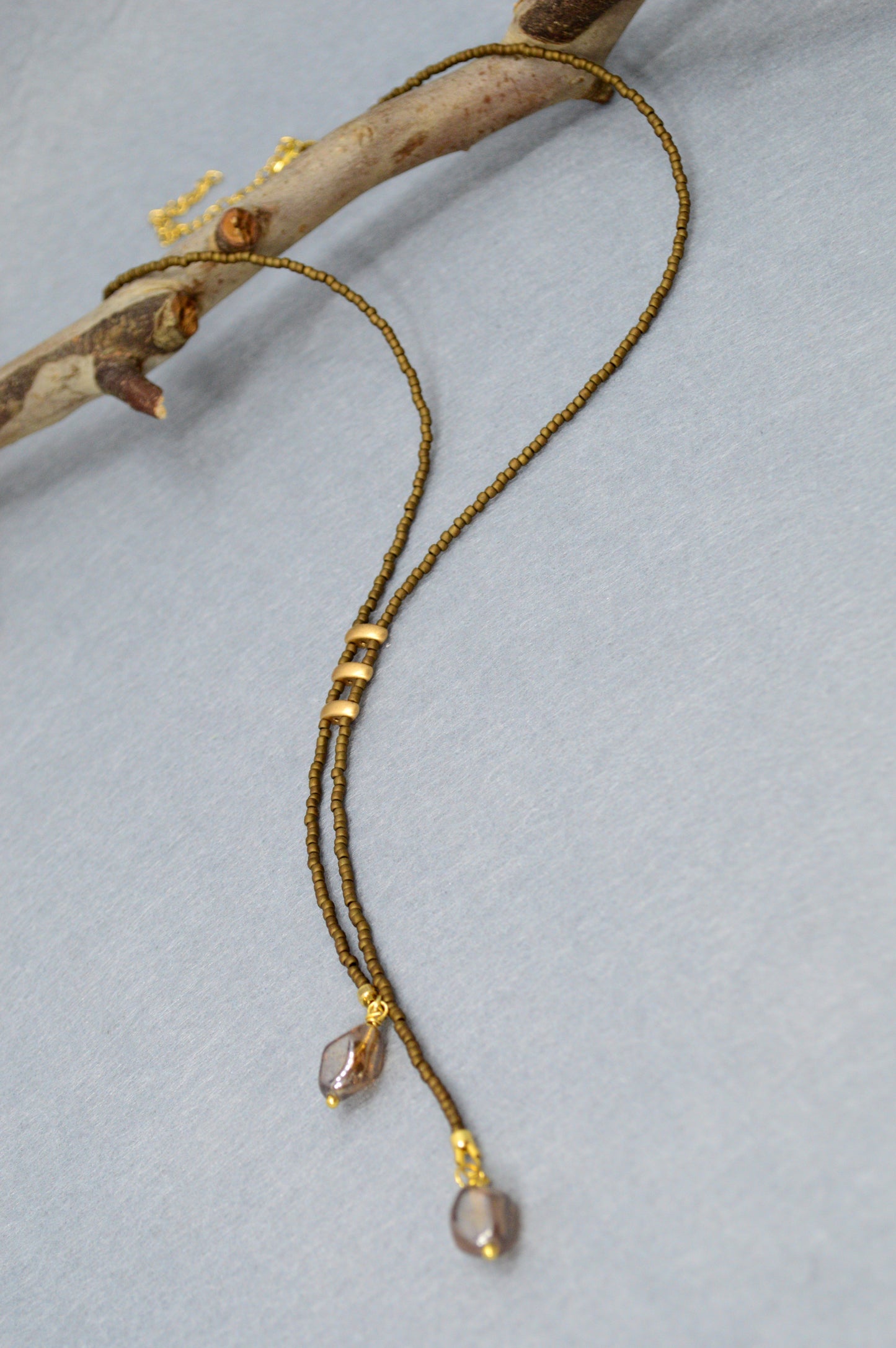 Collar lariat Smoky Amber – Collar tipo lazo de cuentas marrones
